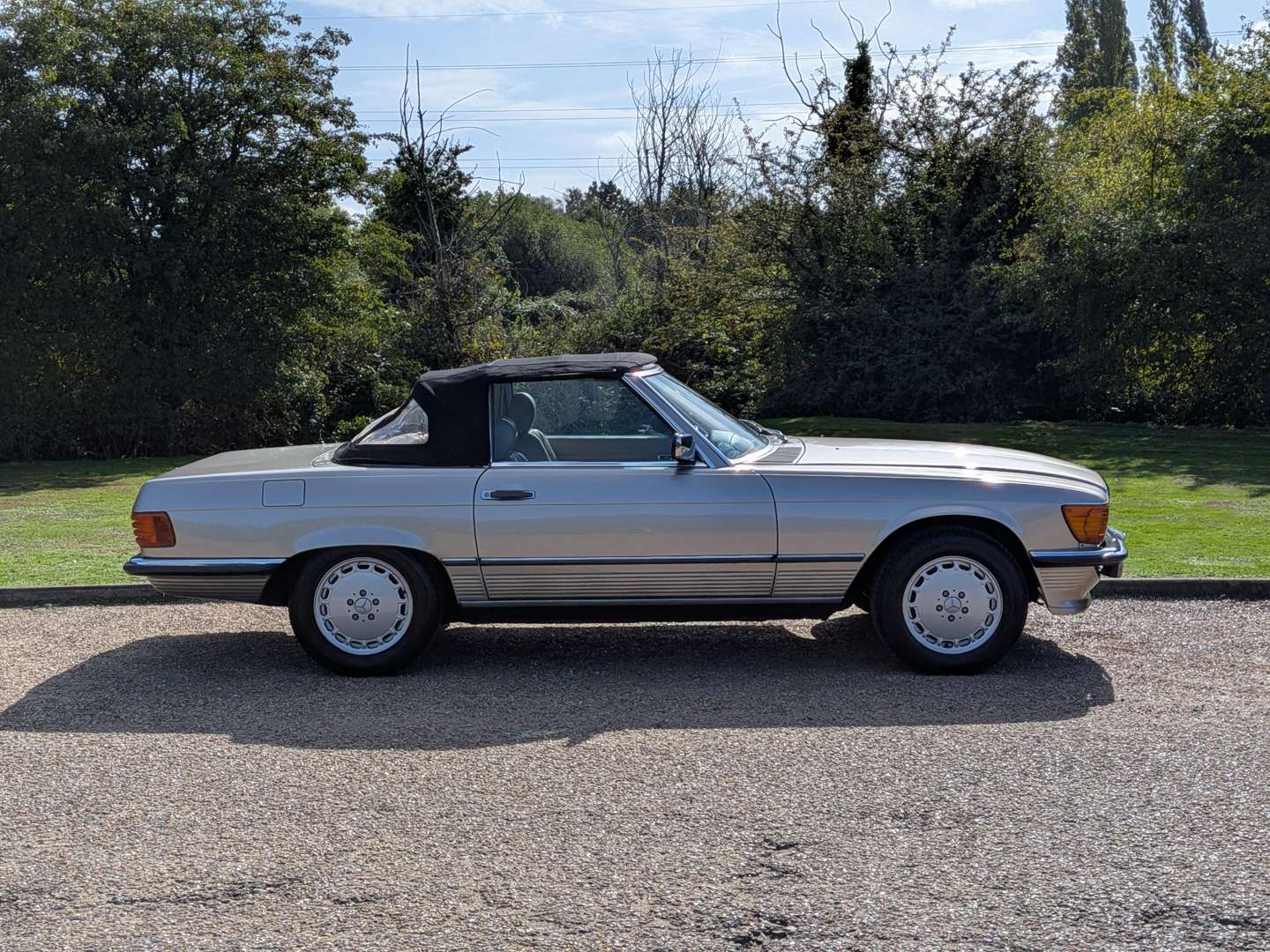 <p>1989 MERCEDES 300SL R107 AUTO</p>