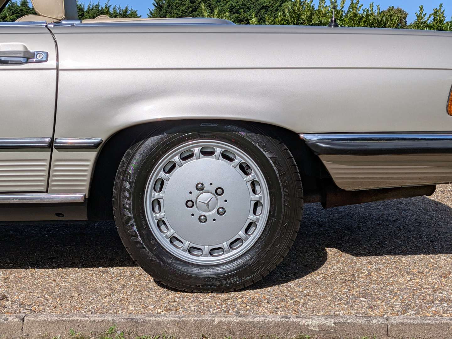 <p>1989 MERCEDES 300SL R107 AUTO</p>