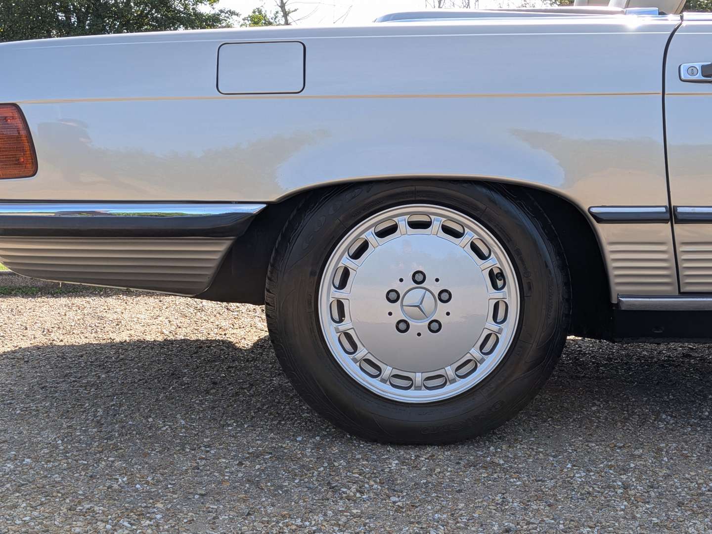 <p>1989 MERCEDES 300SL R107 AUTO</p>