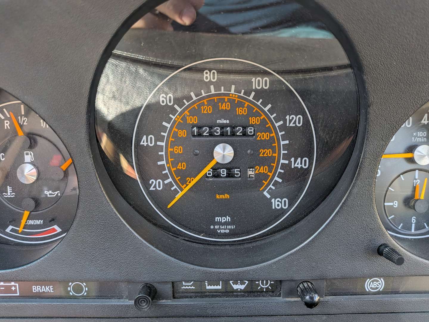 <p>1989 MERCEDES 300SL R107 AUTO</p>