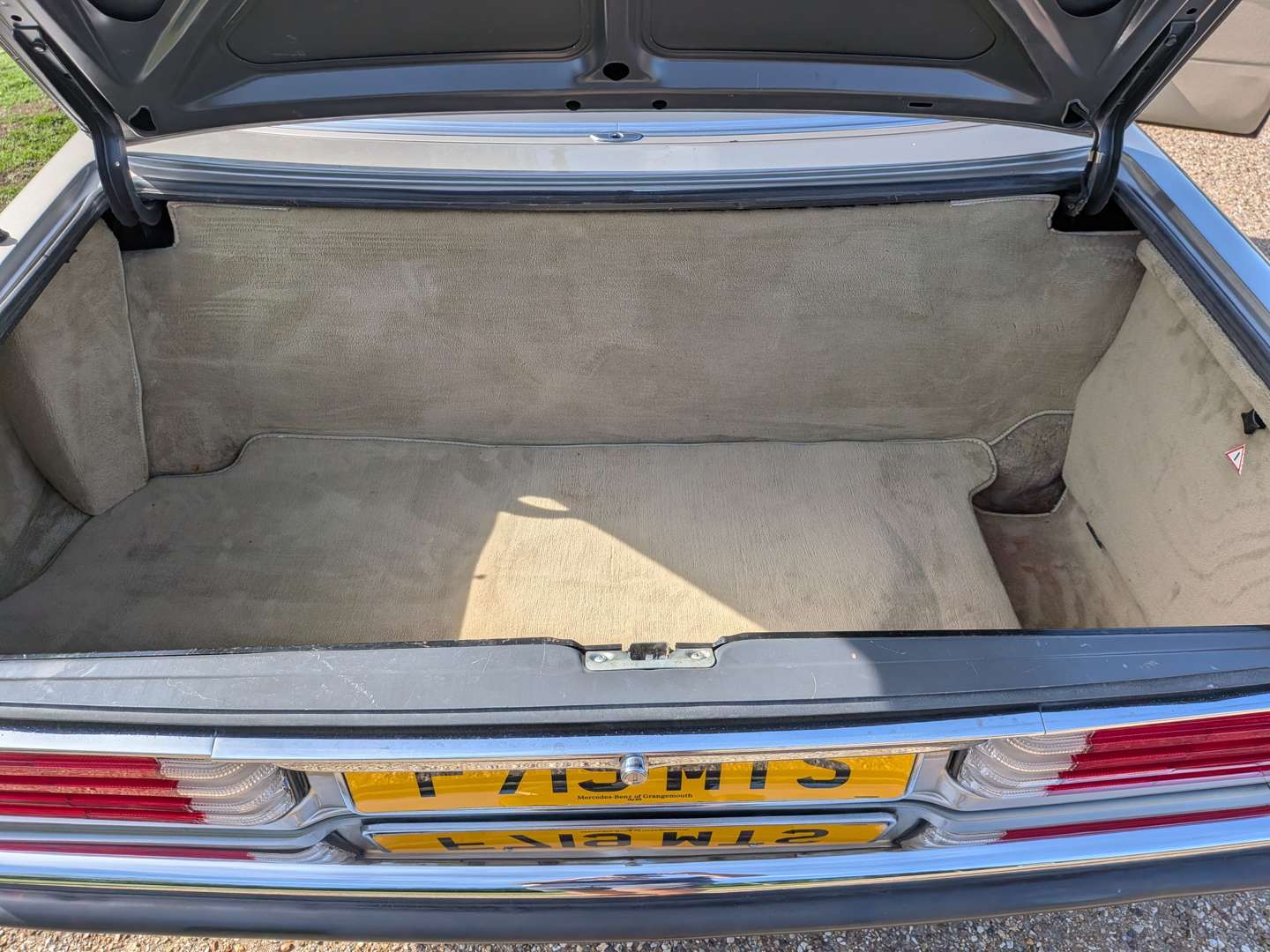 <p>1989 MERCEDES 300SL R107 AUTO</p>