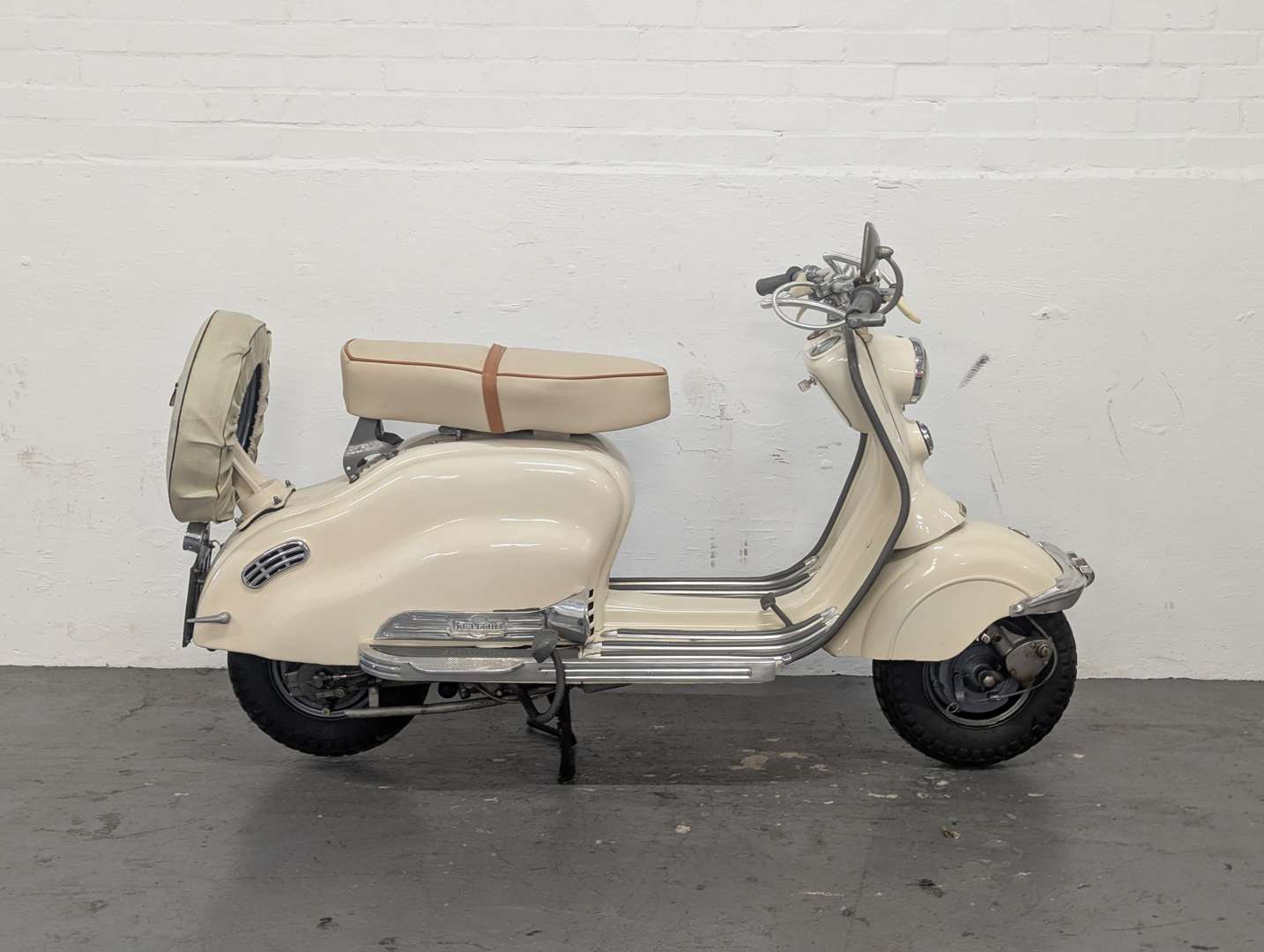 <p>1956 LAMBRETTA 150</p>