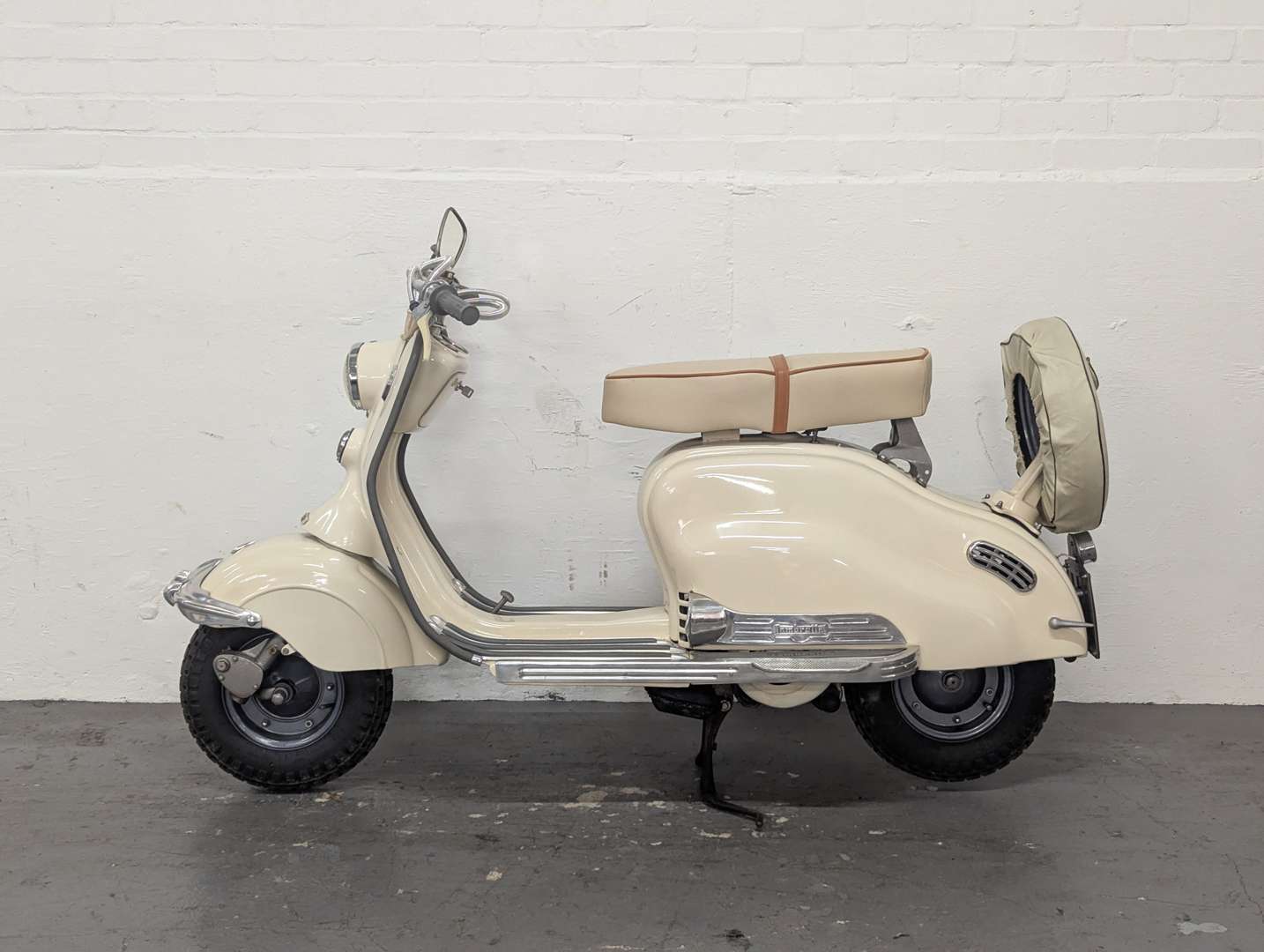 <p>1956 LAMBRETTA 150</p>