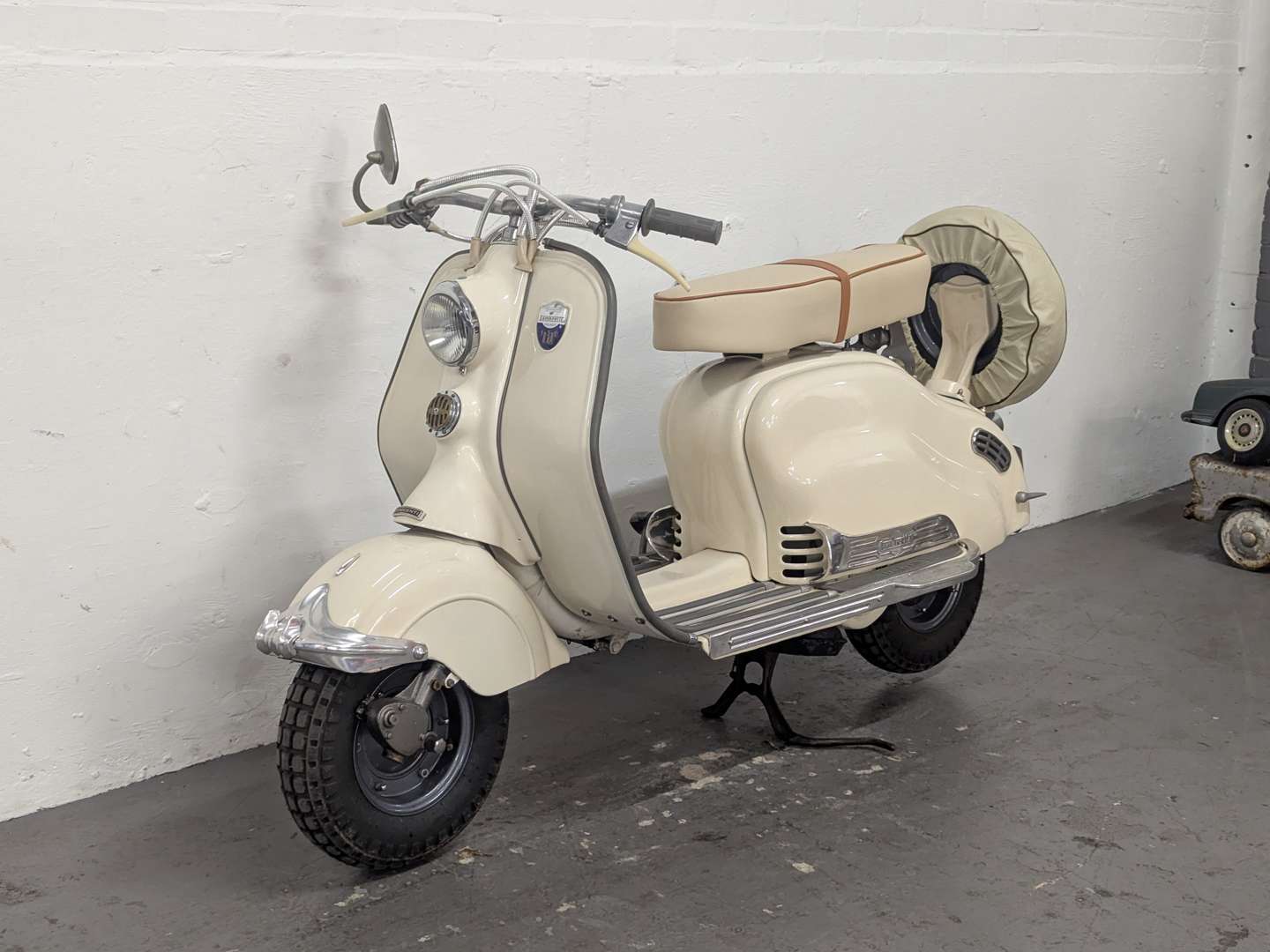 <p>1956 LAMBRETTA 150</p>