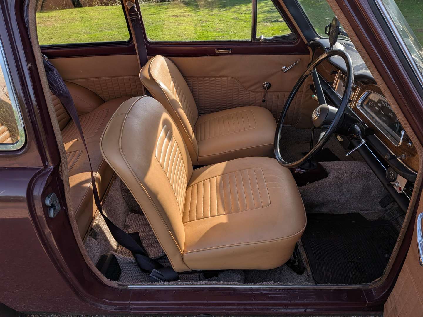 <p>1966 AUSTIN A40 FARINA</p>