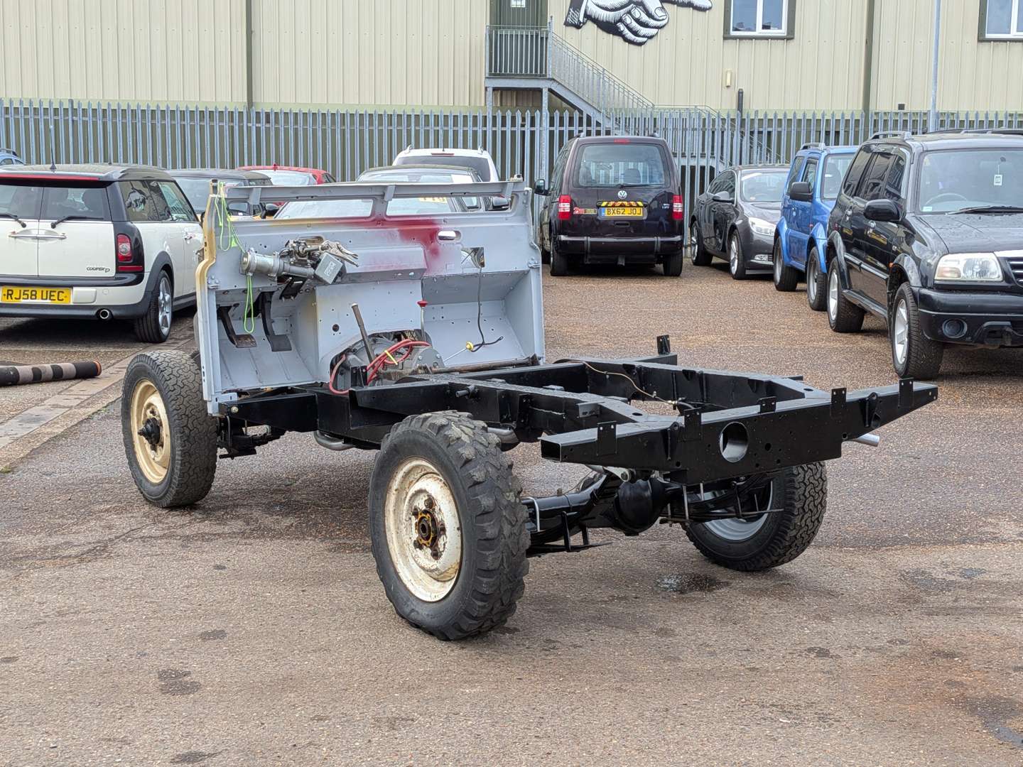 <p>1977 LAND ROVER SANTANA LHD</p>