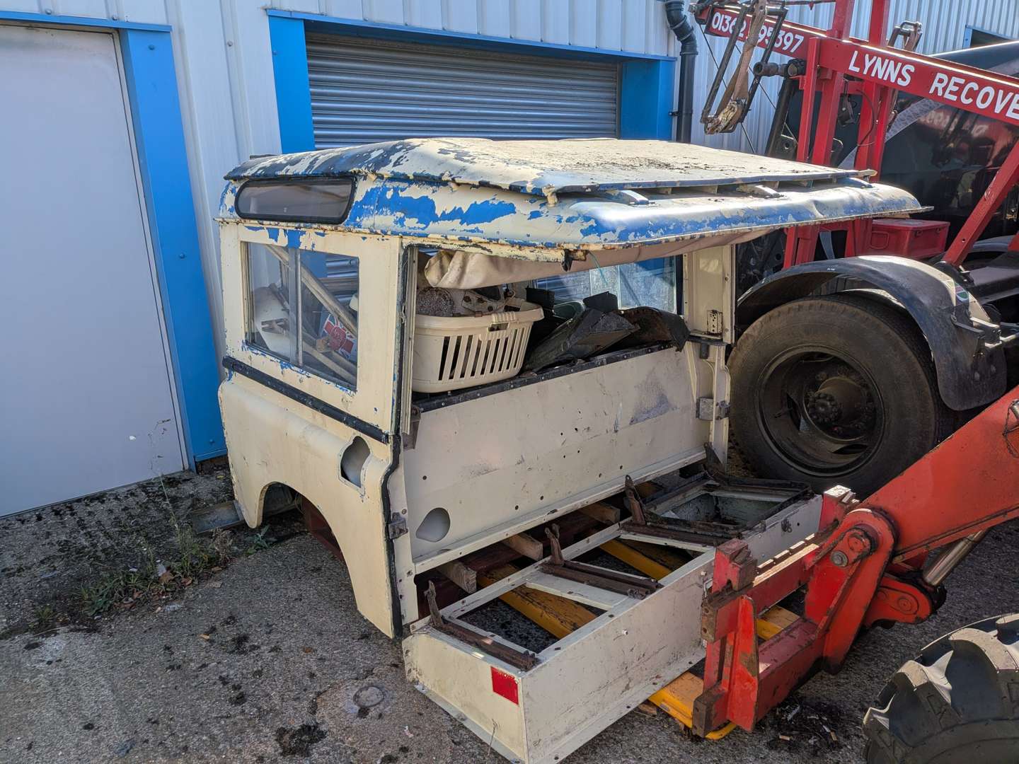 <p>1977 LAND ROVER SANTANA LHD</p>