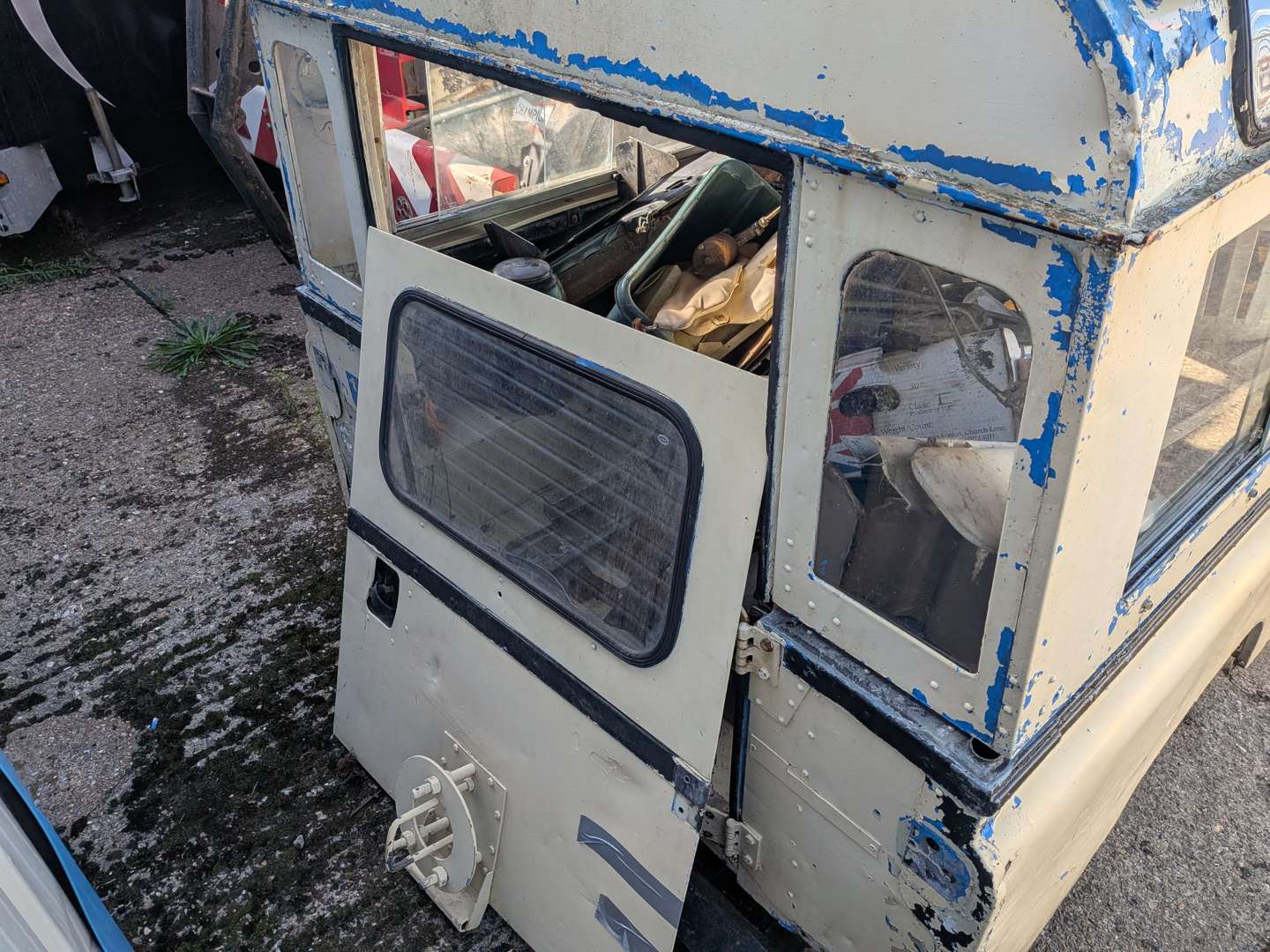 <p>1977 LAND ROVER SANTANA LHD</p>