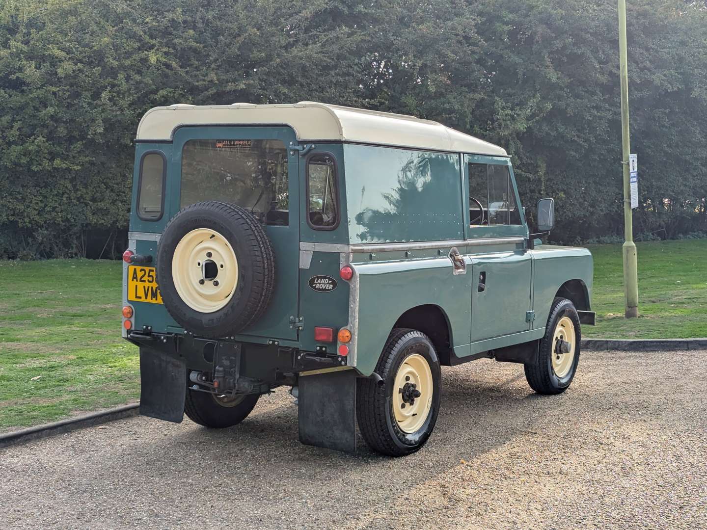 <p>1984 LAND ROVER SERIES 3 SWB</p>