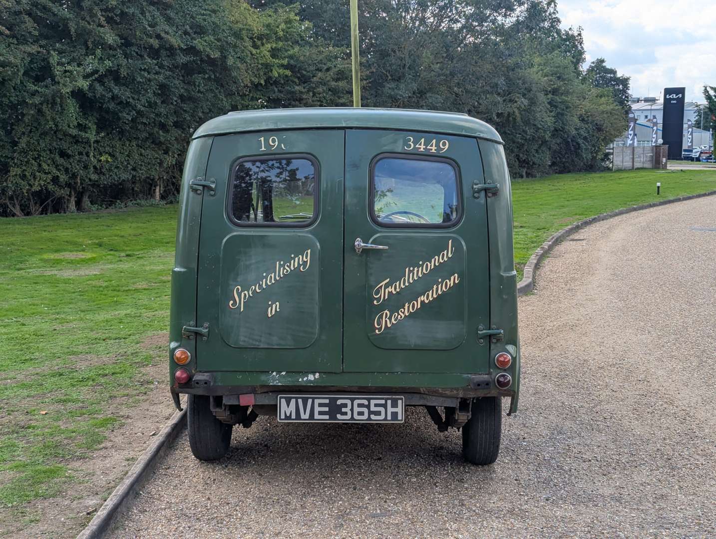 <p>1969 MORRIS LIGHT VAN</p>