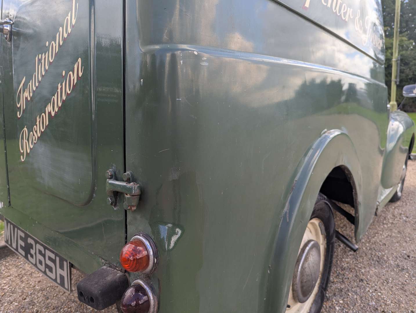 <p>1969 MORRIS LIGHT VAN</p>