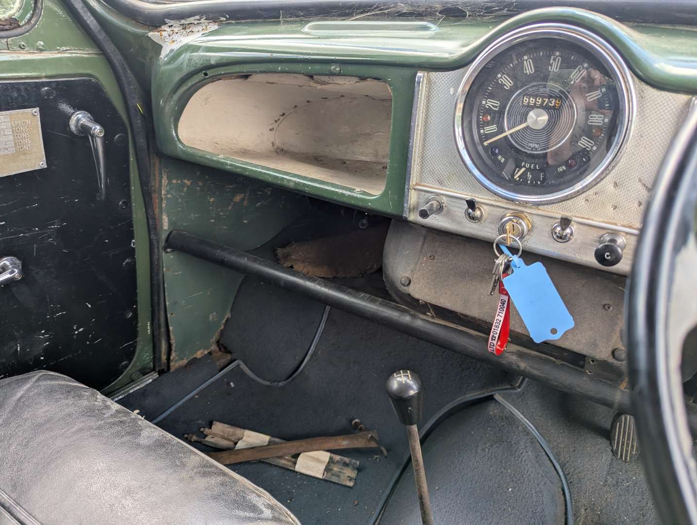 <p>1969 MORRIS LIGHT VAN</p>