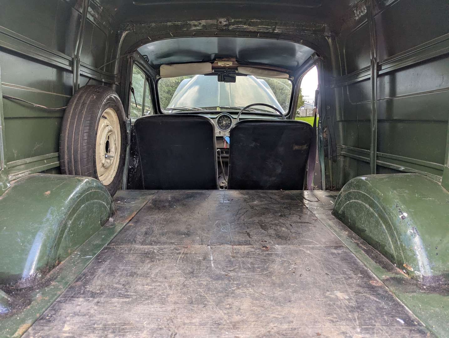 <p>1969 MORRIS LIGHT VAN</p>