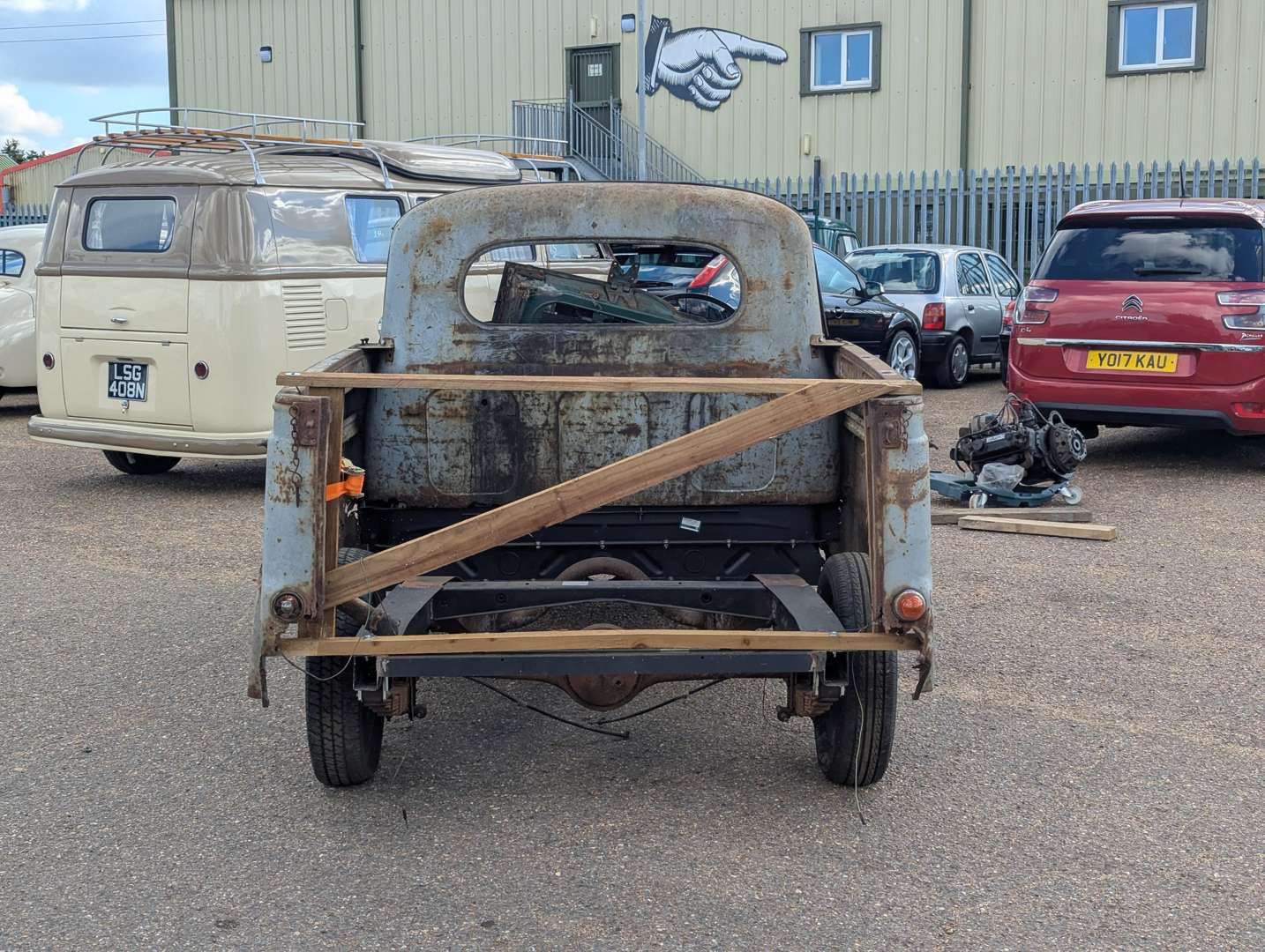 <p>1968 AUSTIN 6CWT PICK-UP</p>