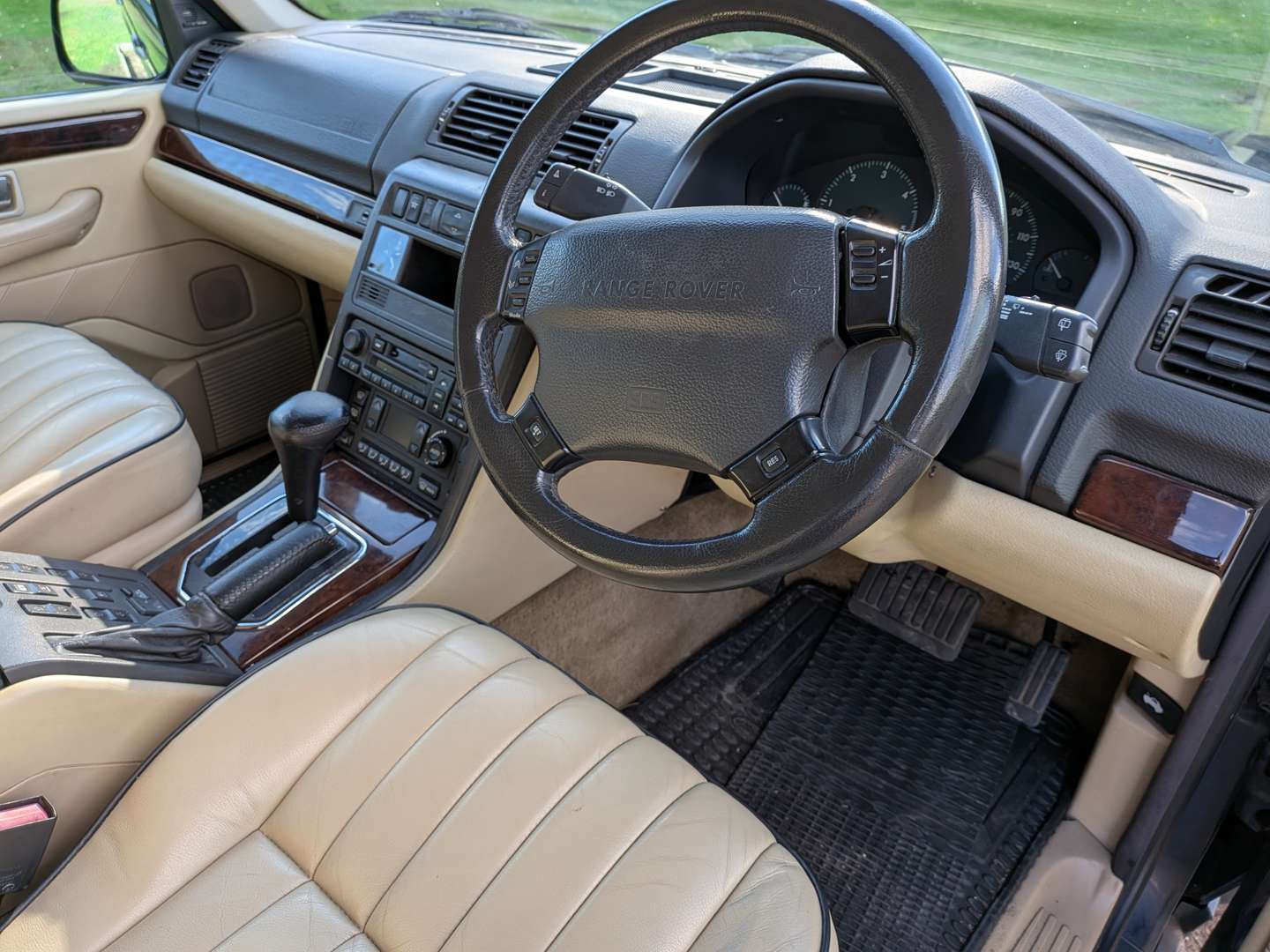 <p>2001 RANGE ROVER P38 DHSE AUTO</p>