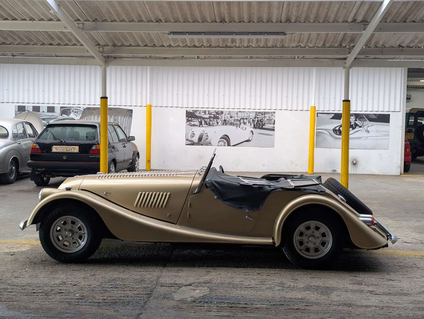 <p>1976 MORGAN PLUS 8 - 2,300 MILES AND ONE OWNER FROM NEW</p>