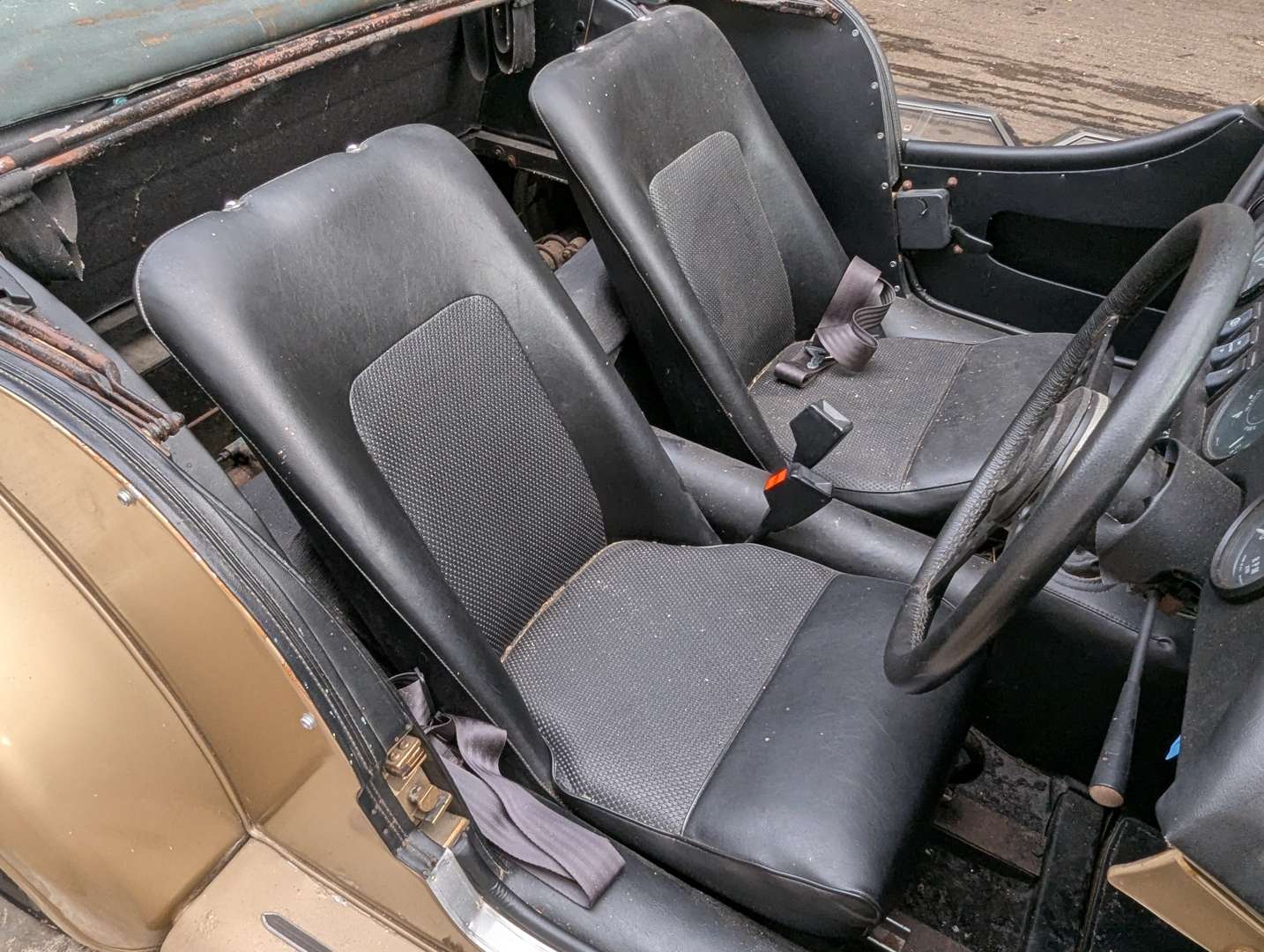 <p>1976 MORGAN PLUS 8 - 2,300 MILES AND ONE OWNER FROM NEW</p>