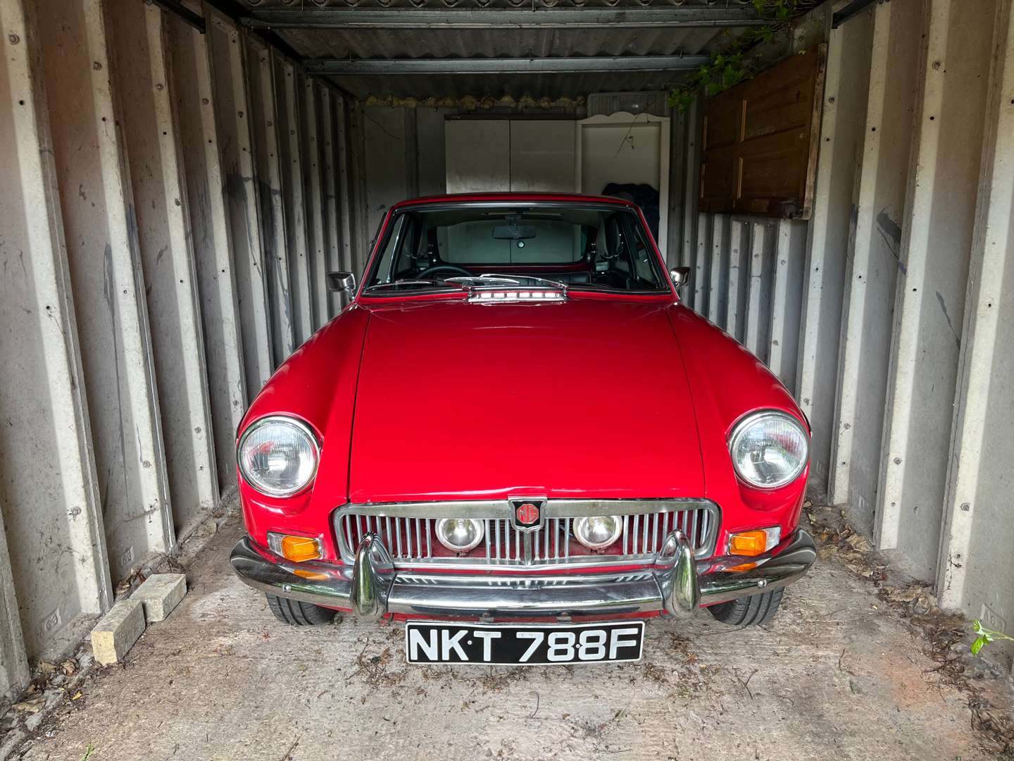 <p>1968 MG B GT</p>