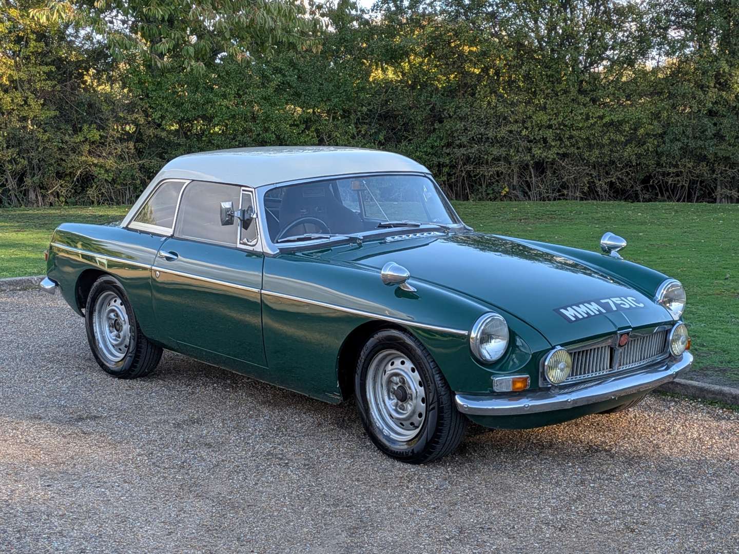 <p>1965 MG B ROADSTER</p>