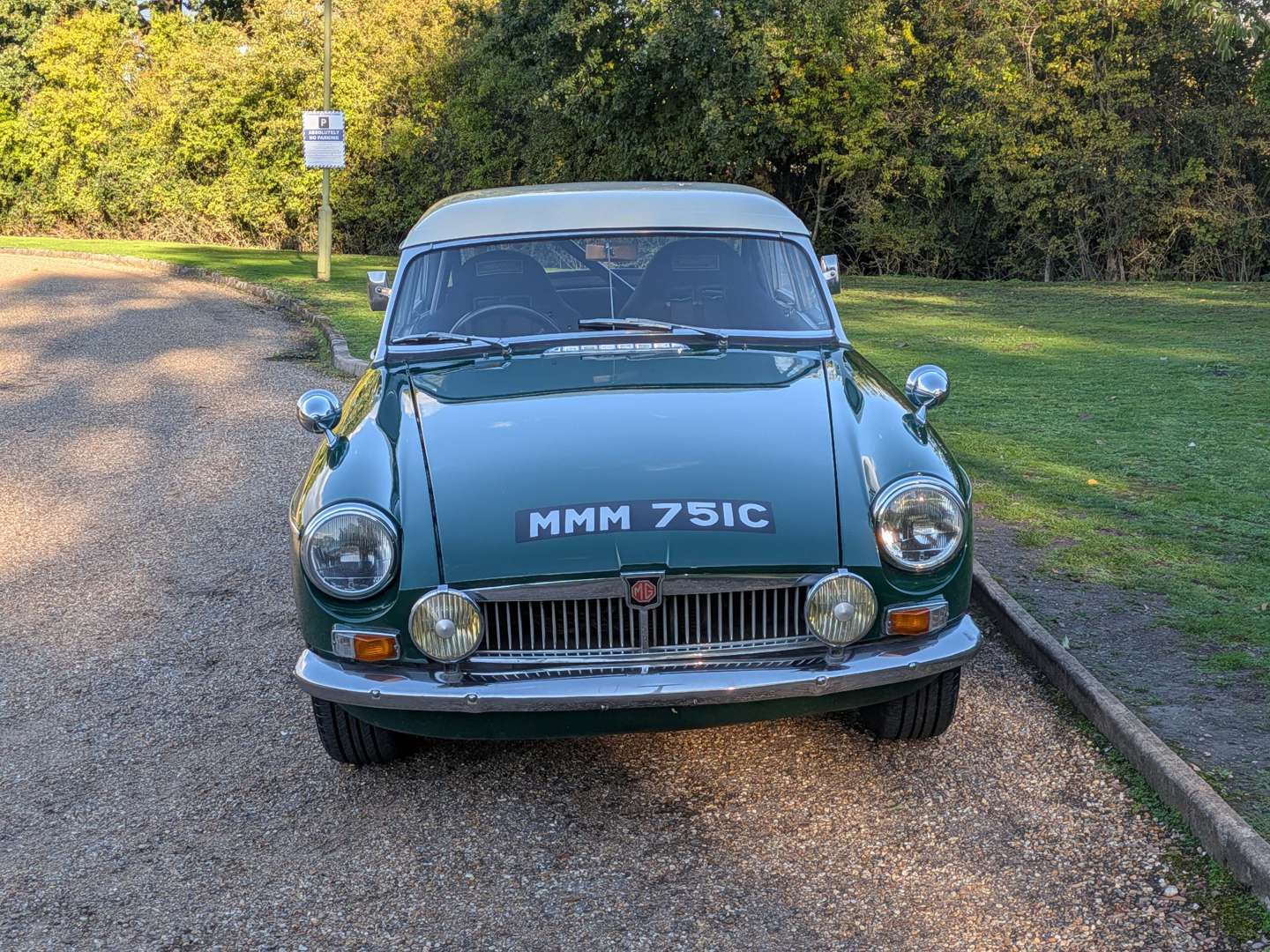 <p>1965 MG B ROADSTER</p>