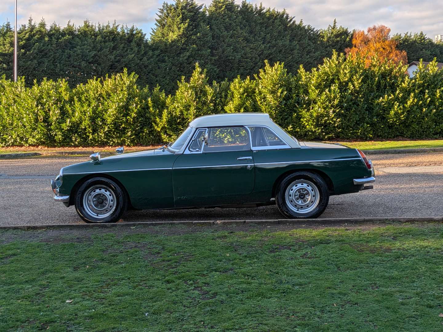 <p>1965 MG B ROADSTER</p>