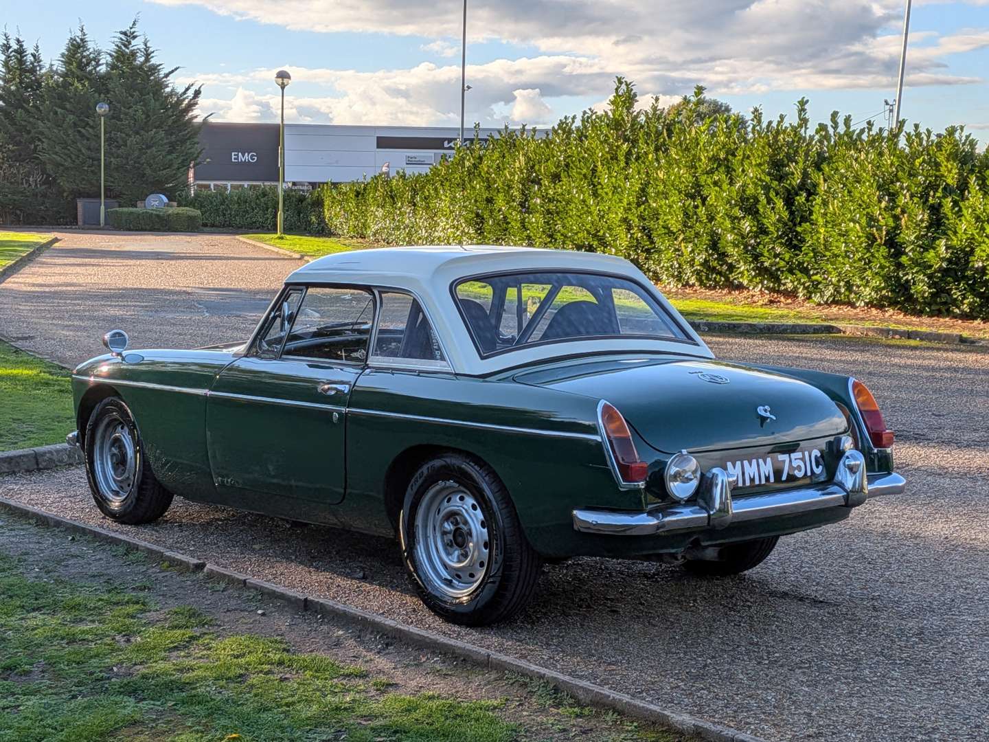 <p>1965 MG B ROADSTER</p>