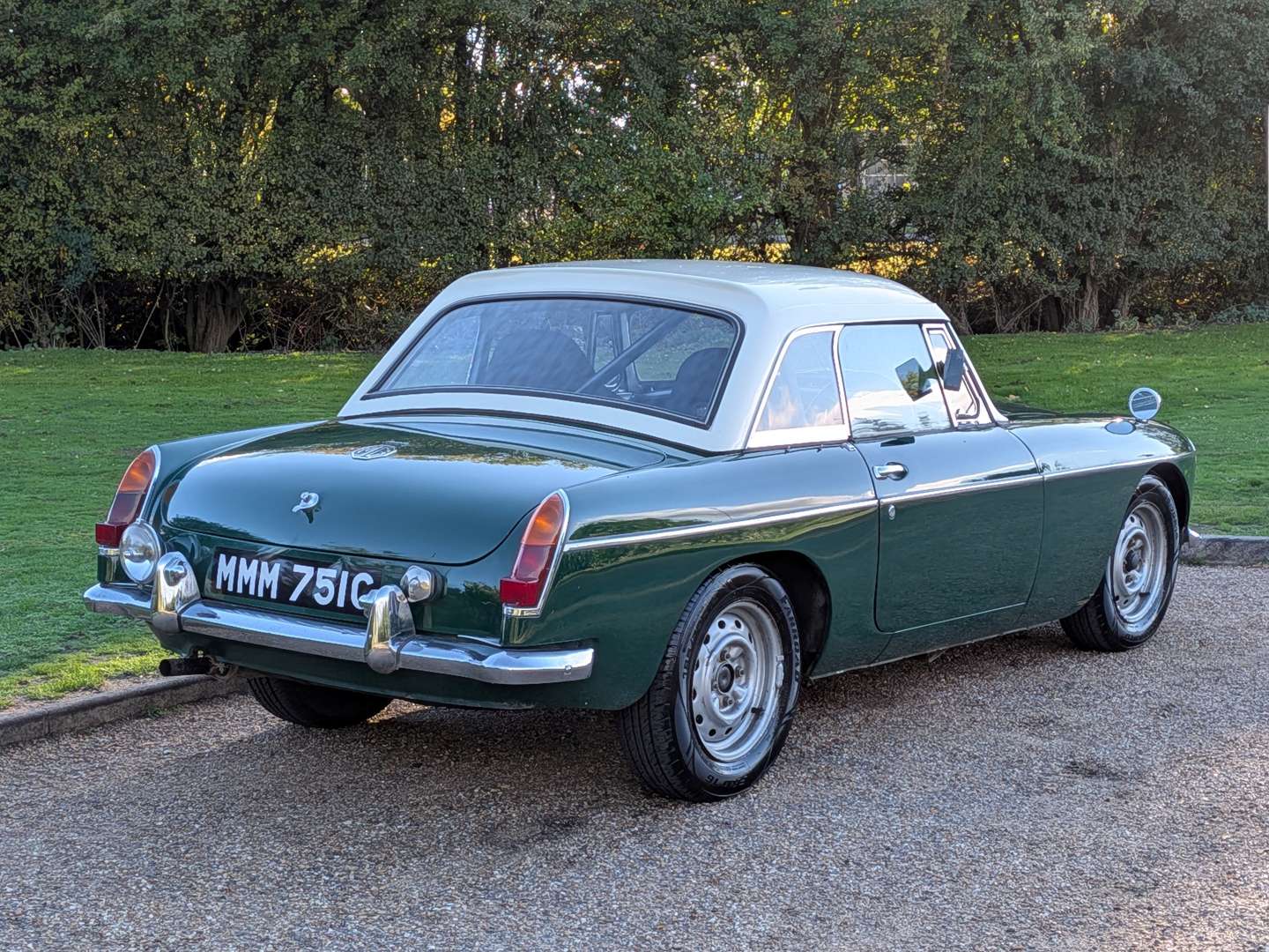<p>1965 MG B ROADSTER</p>