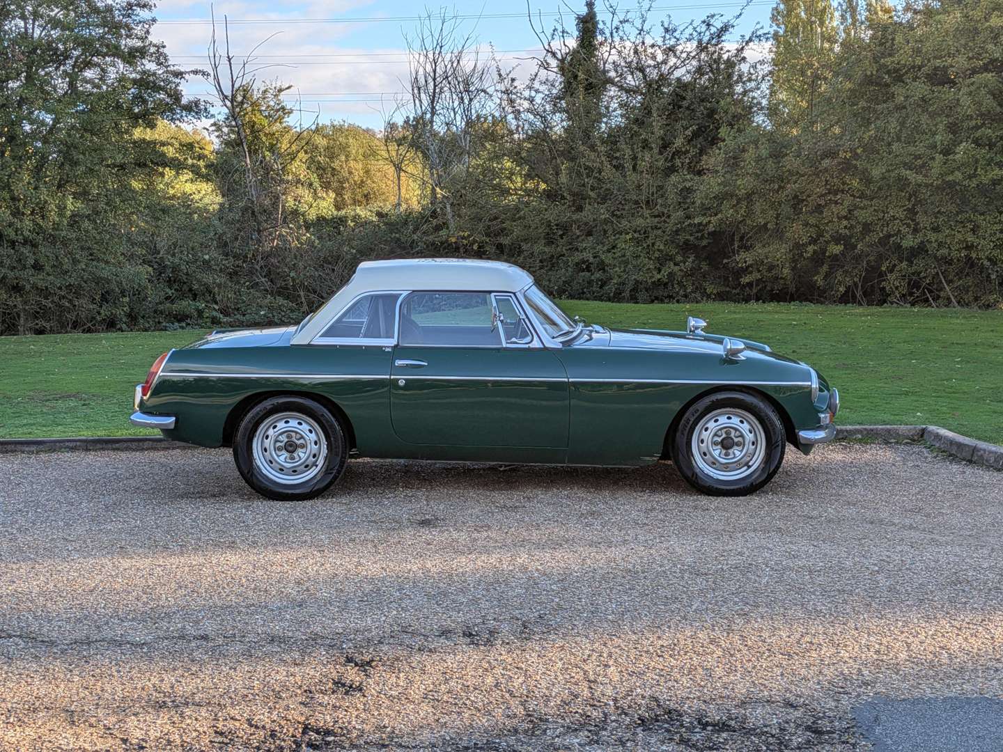 <p>1965 MG B ROADSTER</p>