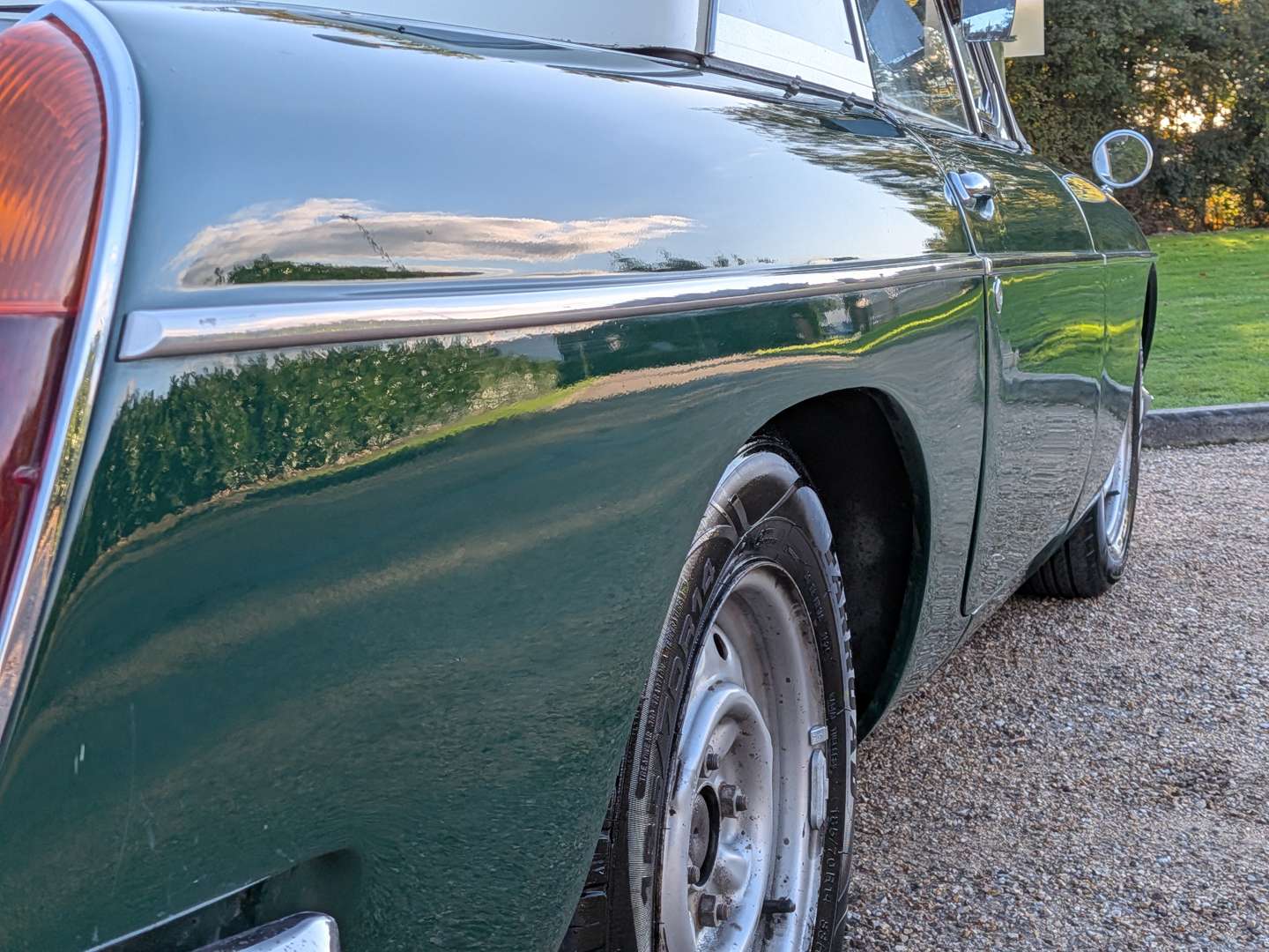 <p>1965 MG B ROADSTER</p>