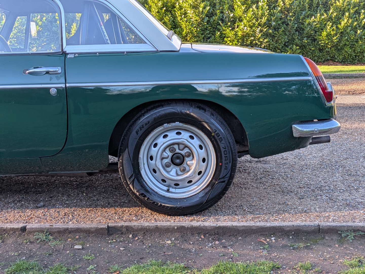 <p>1965 MG B ROADSTER</p>