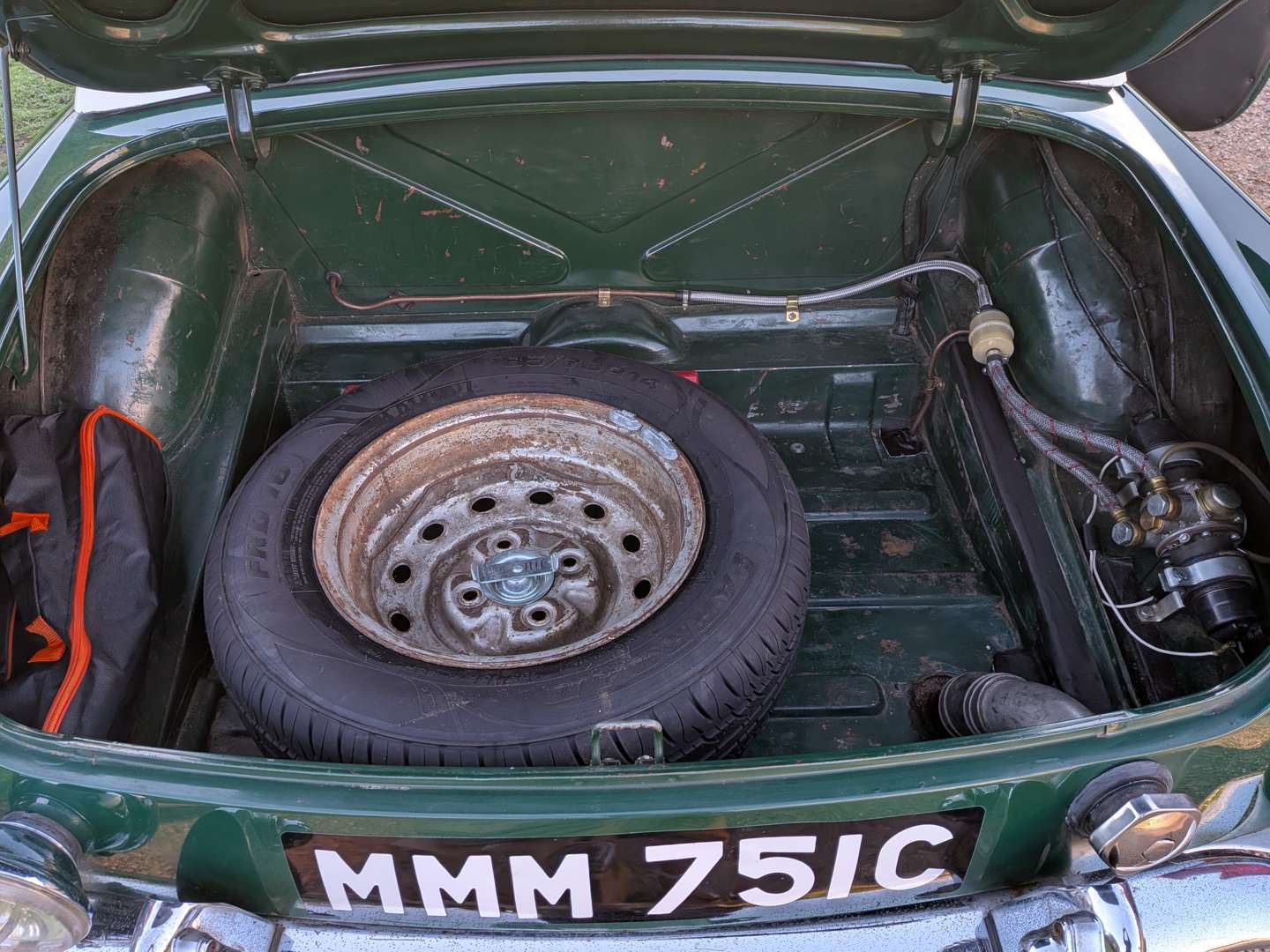 <p>1965 MG B ROADSTER</p>