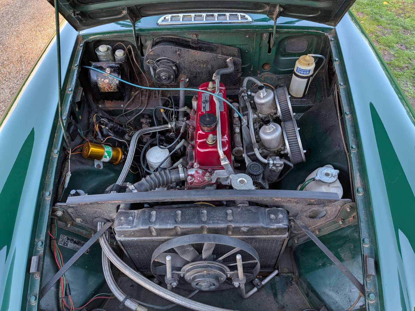 <p>1965 MG B ROADSTER</p>