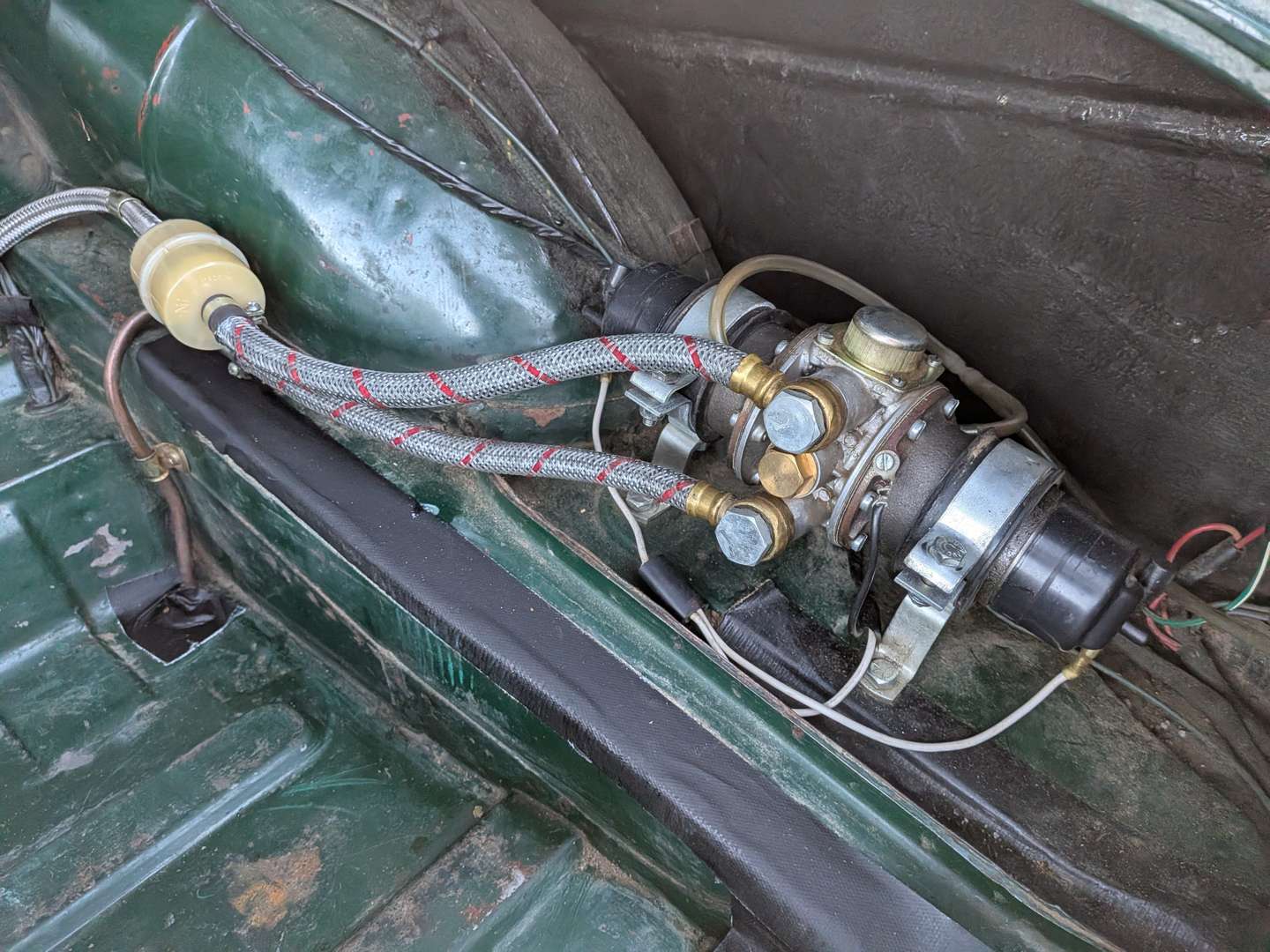 <p>1965 MG B ROADSTER</p>