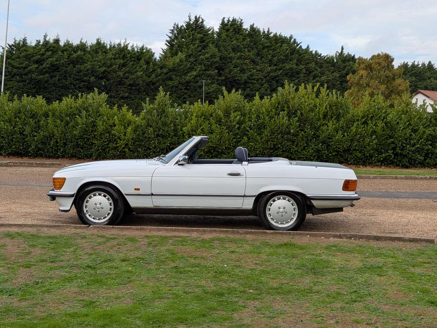 <p>1988 MERCEDES 300SL R107</p>