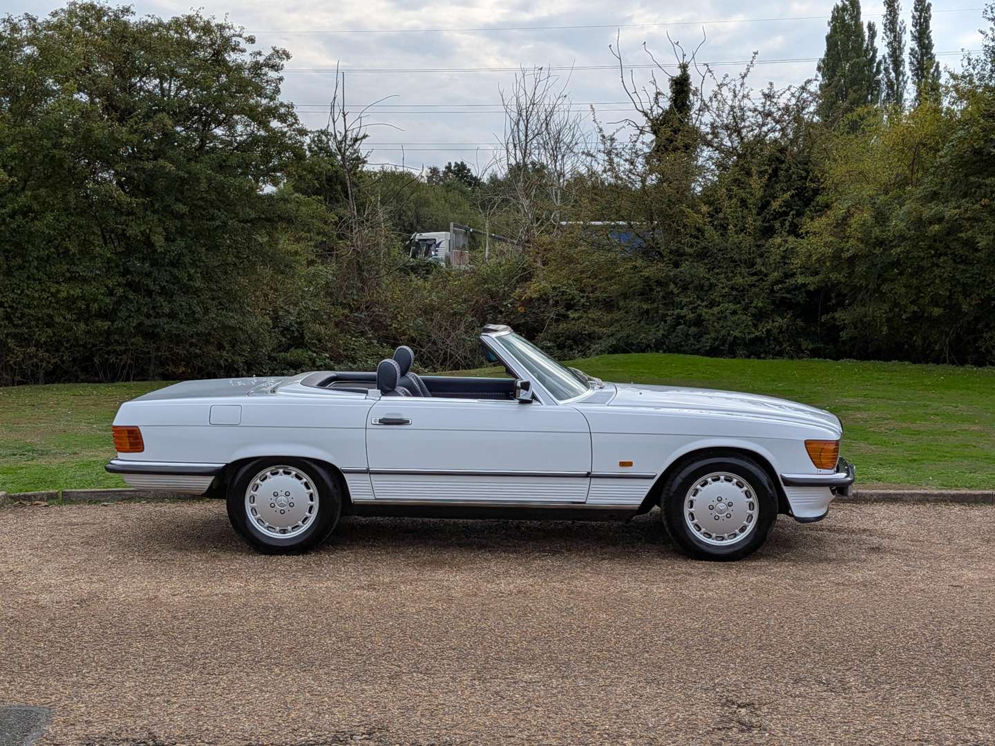 <p>1988 MERCEDES 300SL R107</p>