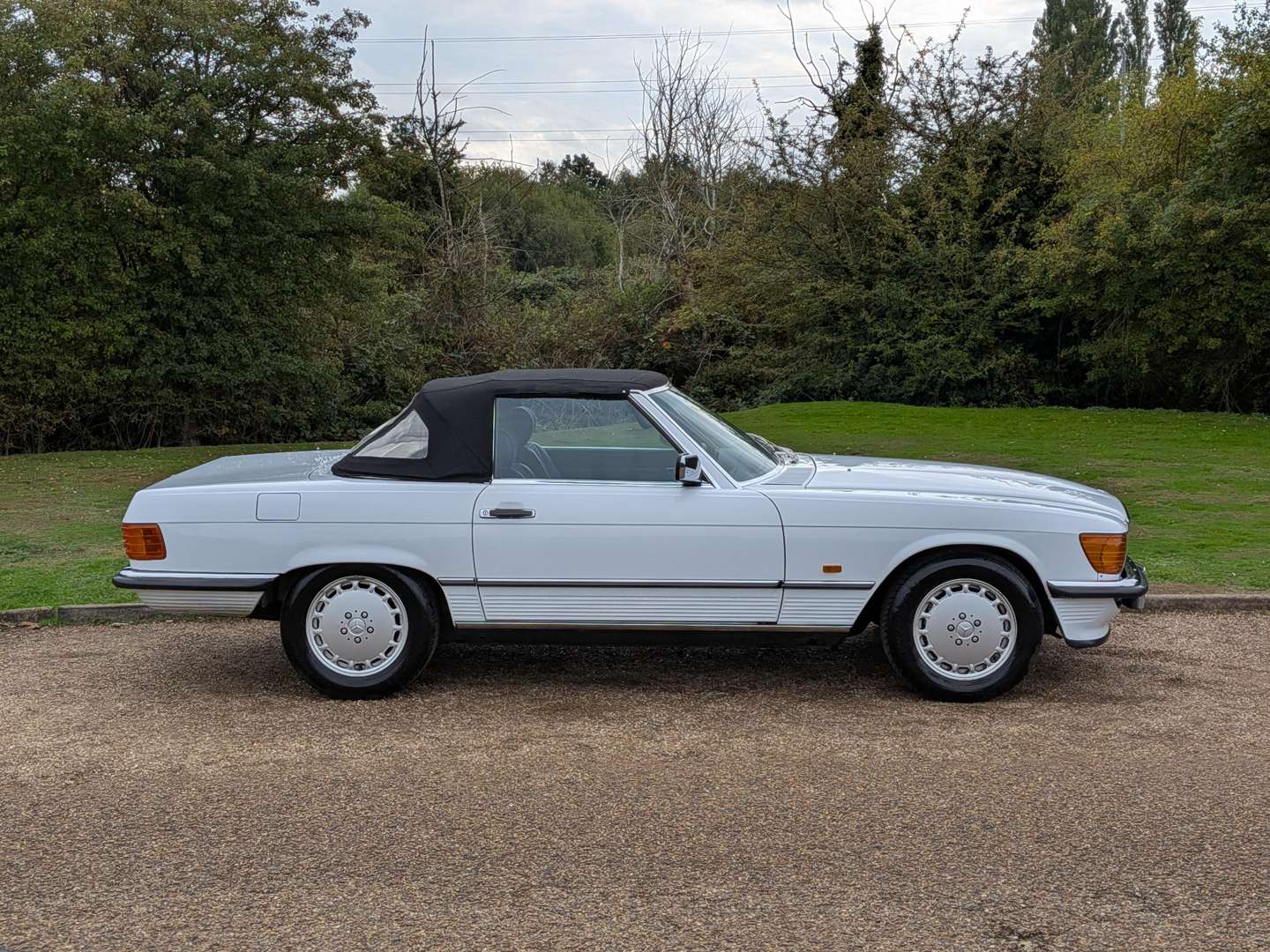 <p>1988 MERCEDES 300SL R107</p>