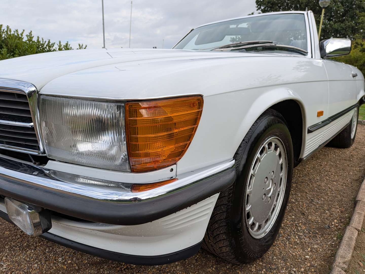 <p>1988 MERCEDES 300SL R107</p>