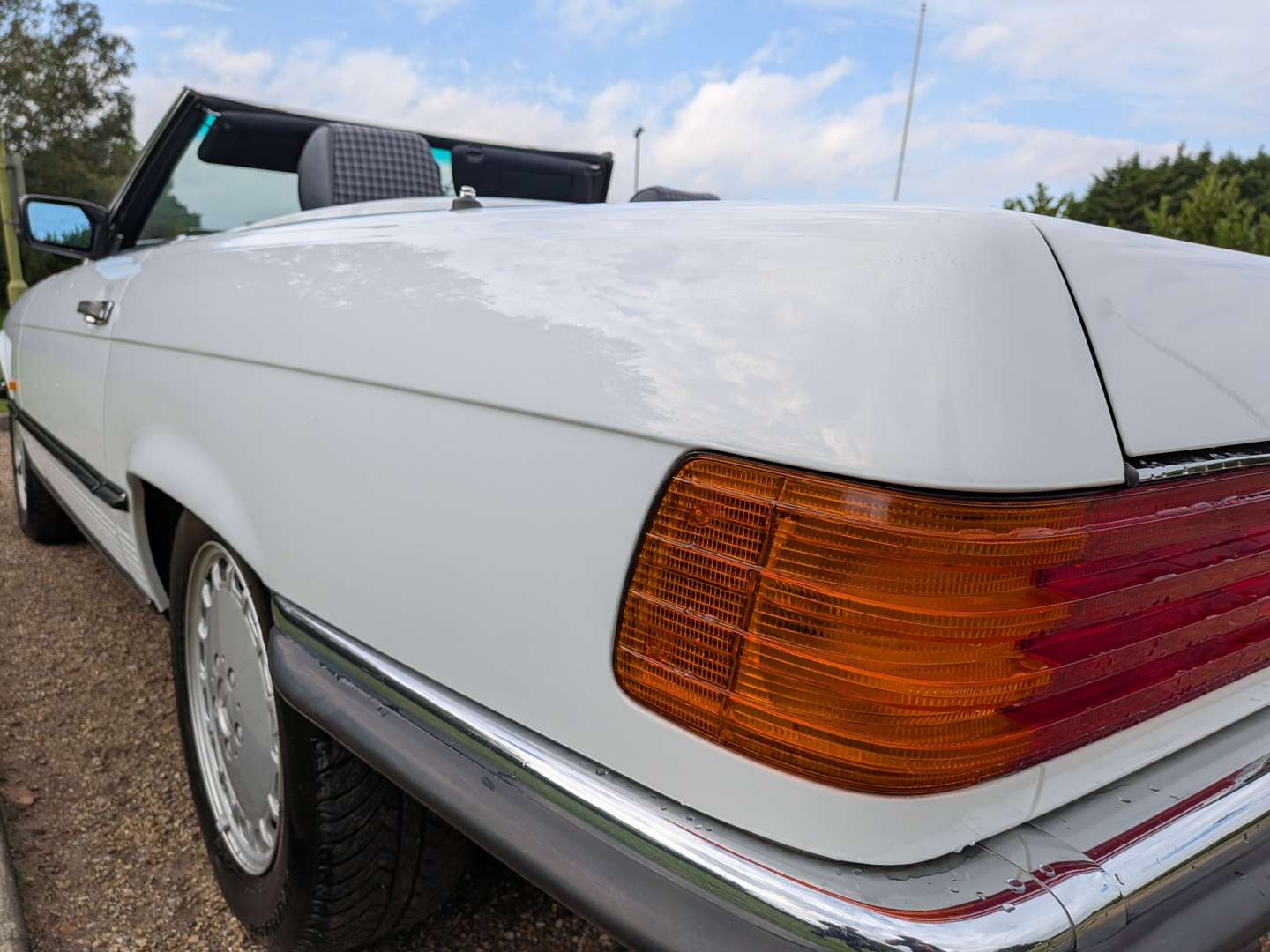 <p>1988 MERCEDES 300SL R107</p>