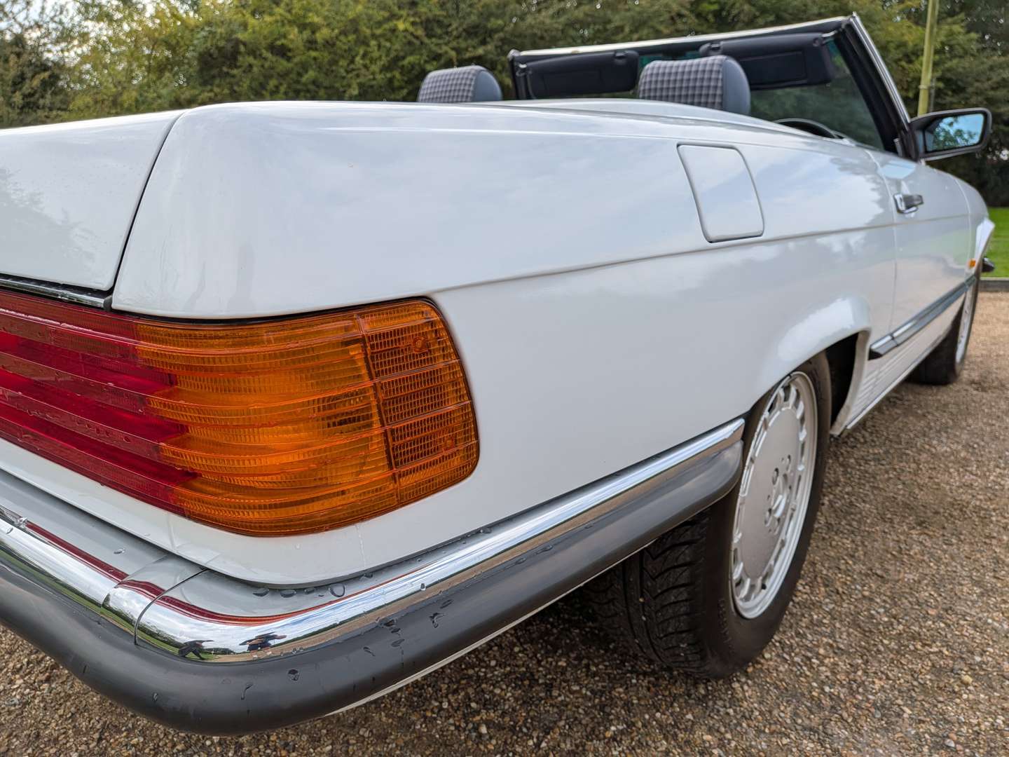 <p>1988 MERCEDES 300SL R107</p>