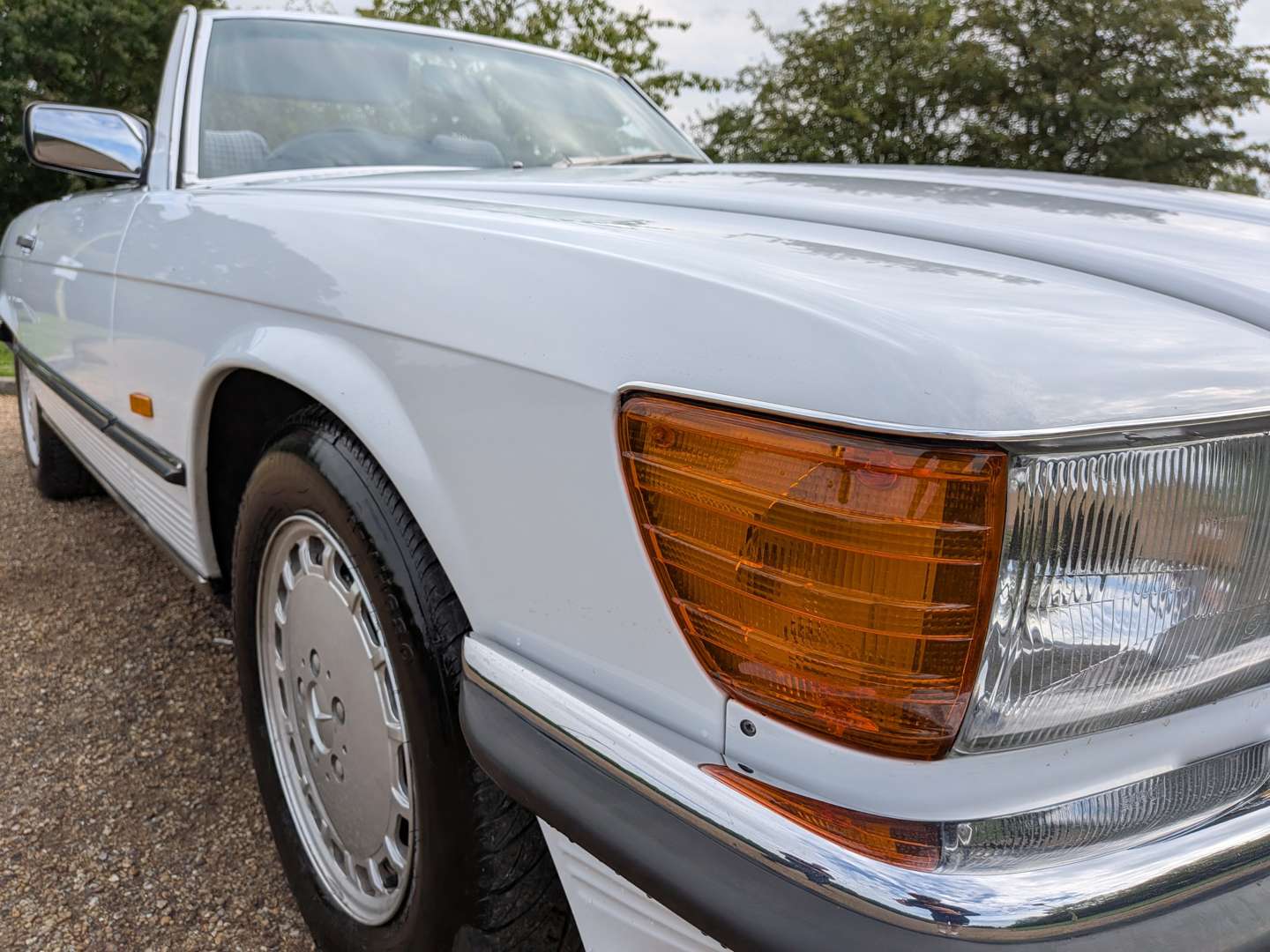 <p>1988 MERCEDES 300SL R107</p>