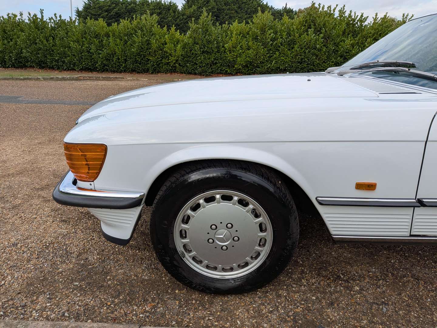 <p>1988 MERCEDES 300SL R107</p>