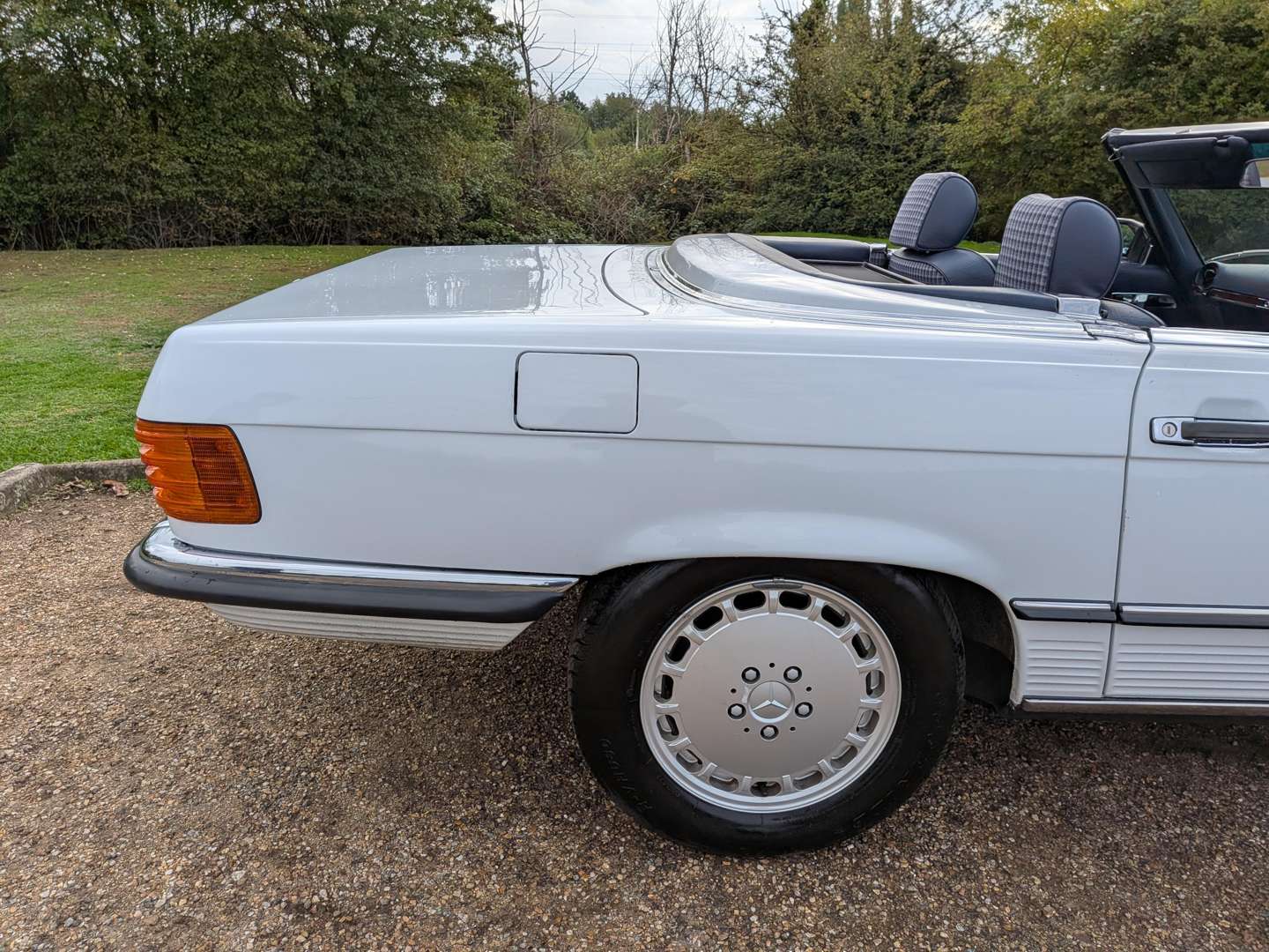 <p>1988 MERCEDES 300SL R107</p>