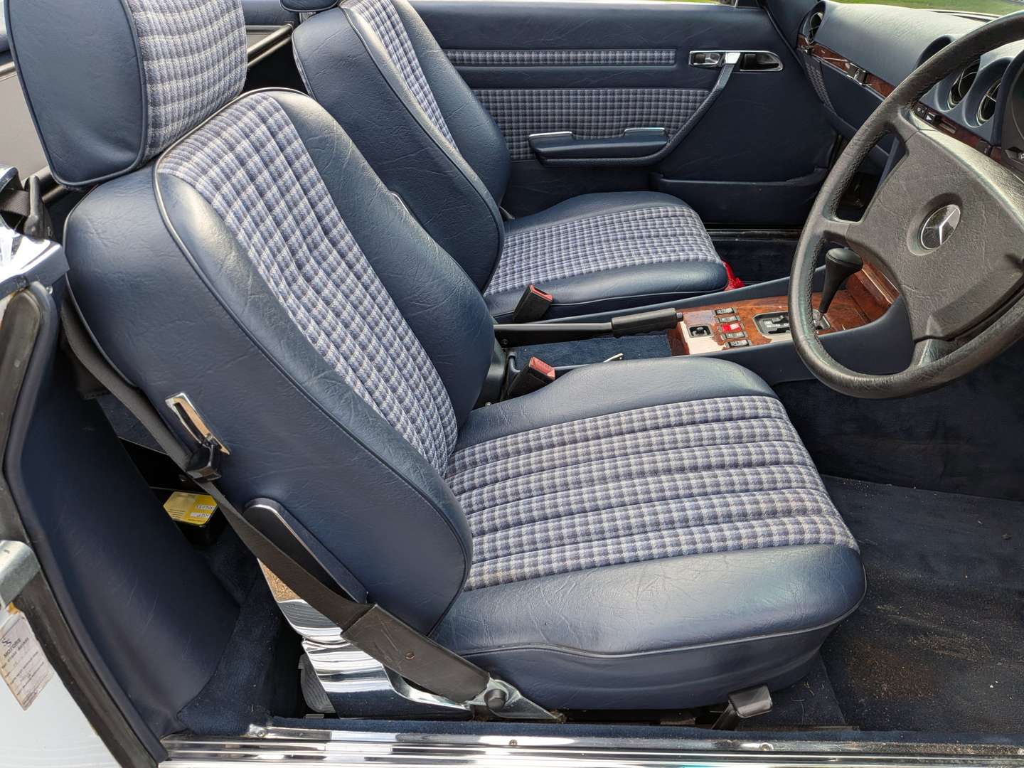 <p>1988 MERCEDES 300SL R107</p>