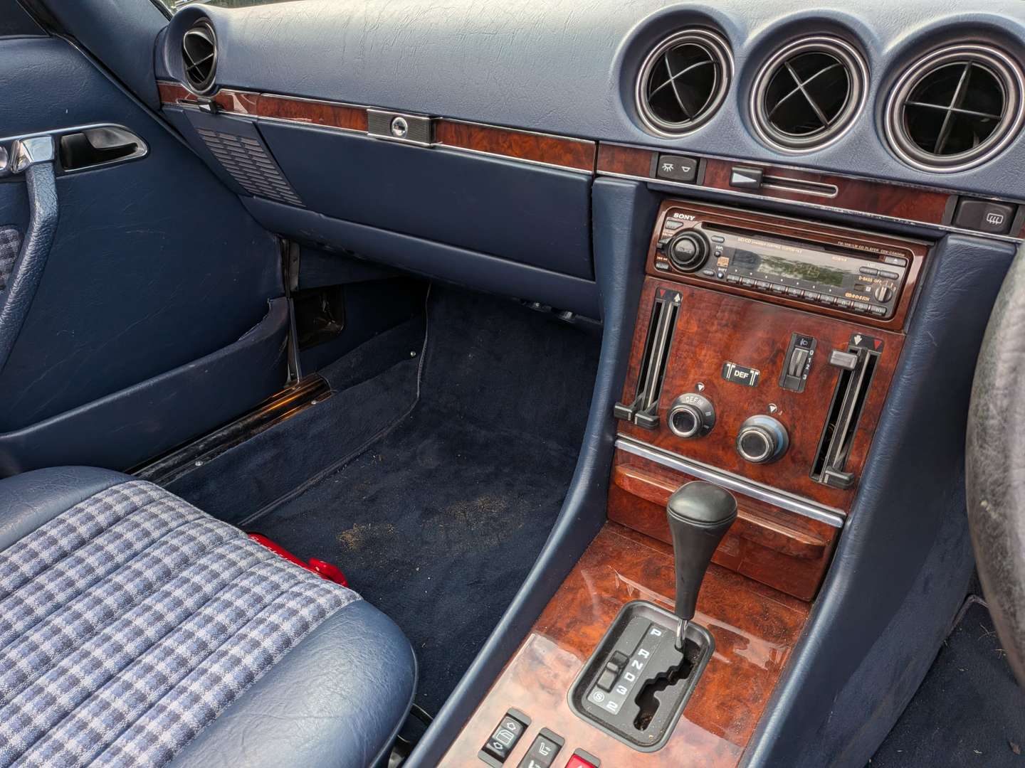 <p>1988 MERCEDES 300SL R107</p>