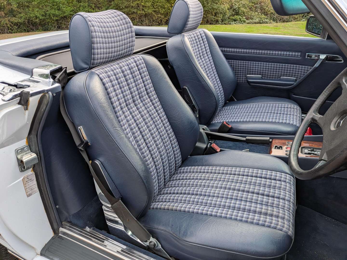 <p>1988 MERCEDES 300SL R107</p>