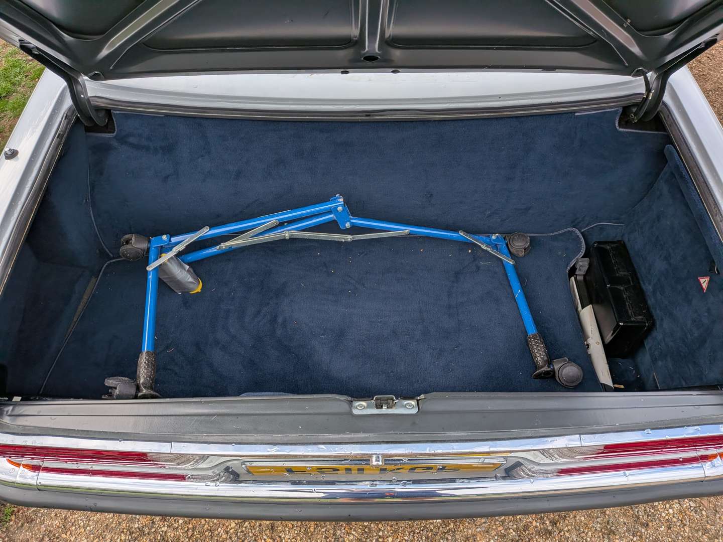 <p>1988 MERCEDES 300SL R107</p>