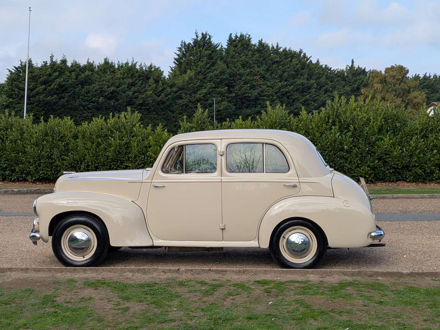 <p>1950 VAUXHALL VELOX</p>