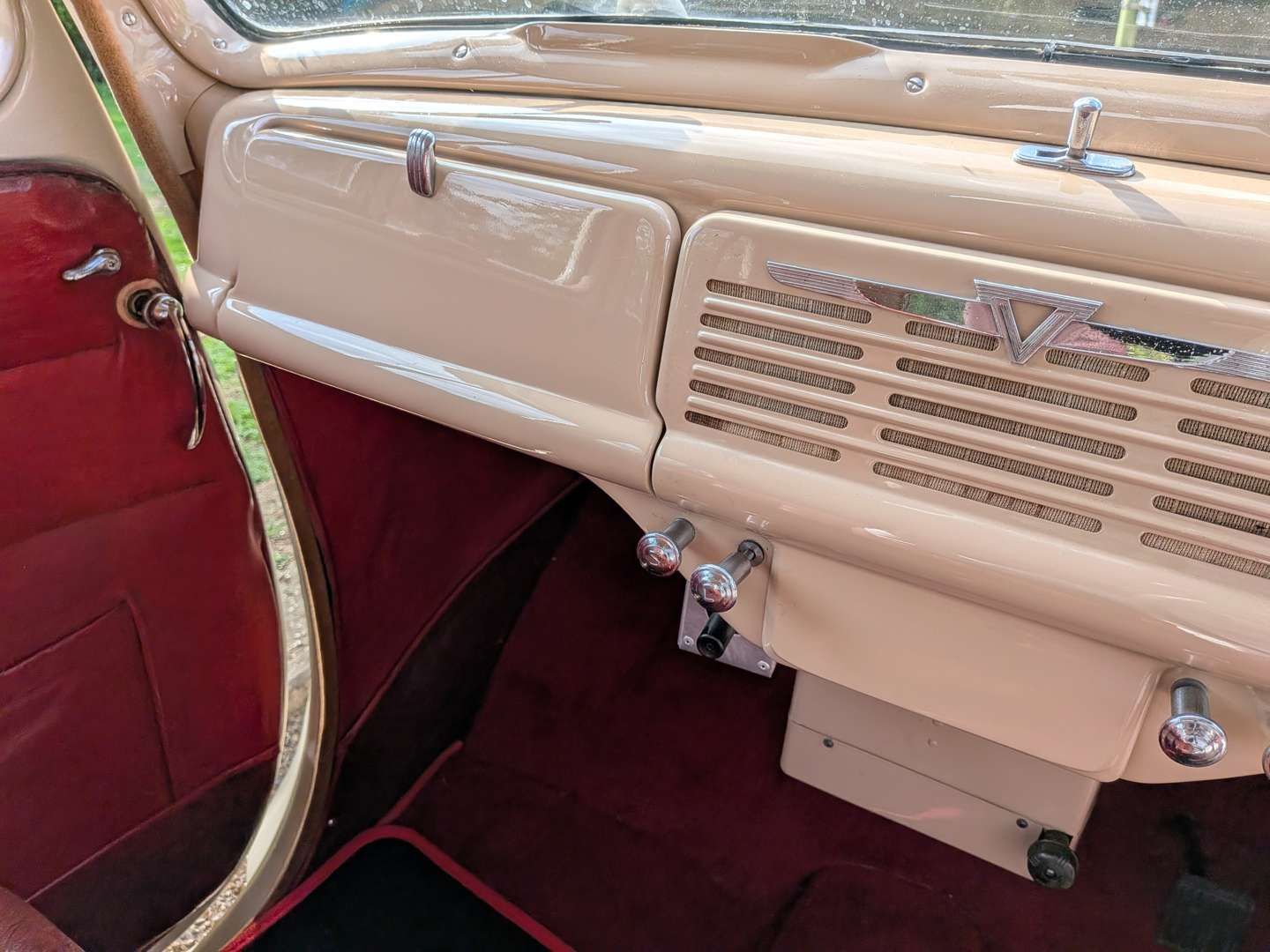 <p>1950 VAUXHALL VELOX</p>