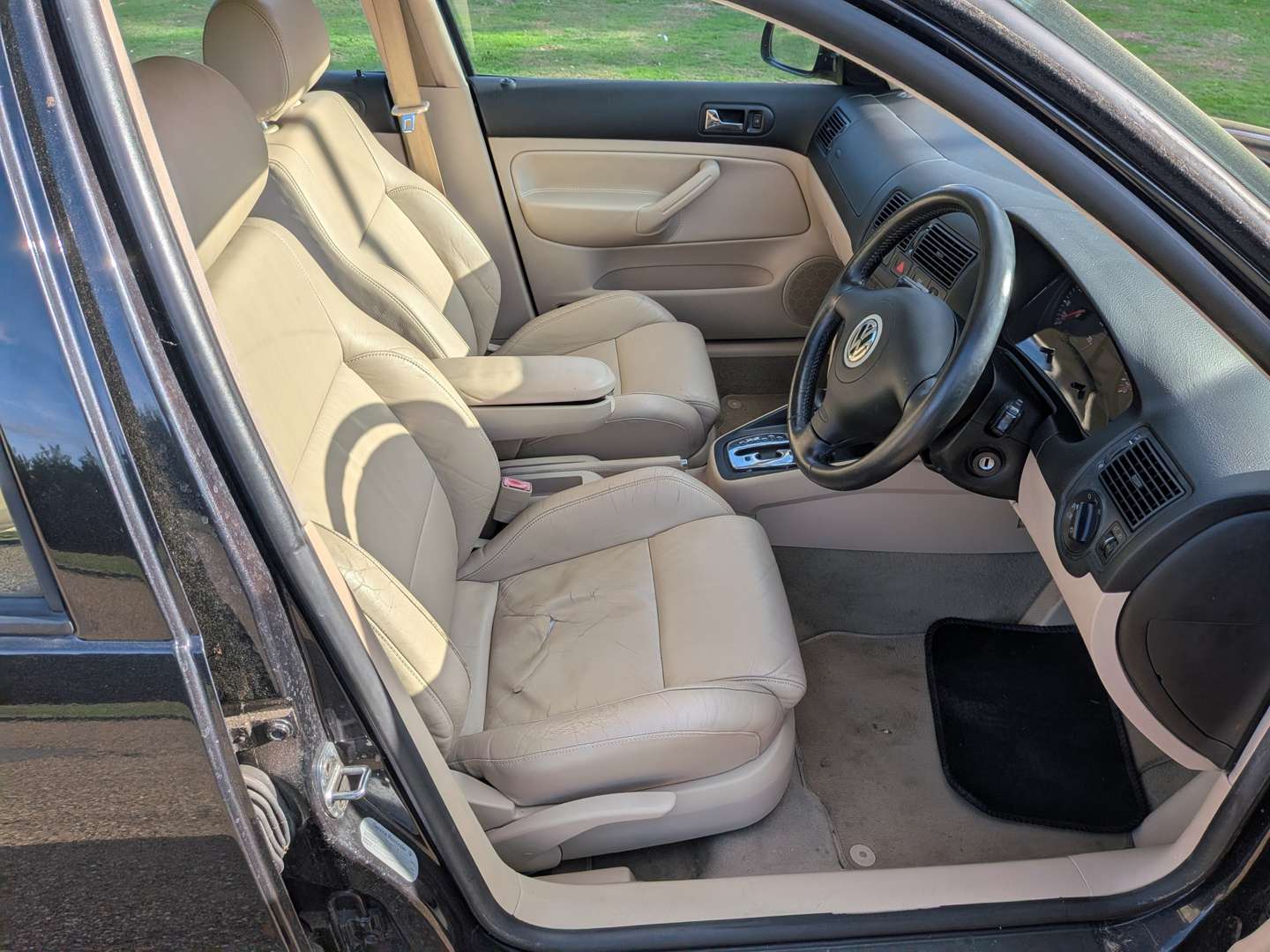 <p>2002 VW GOLF V5 AUTO</p>