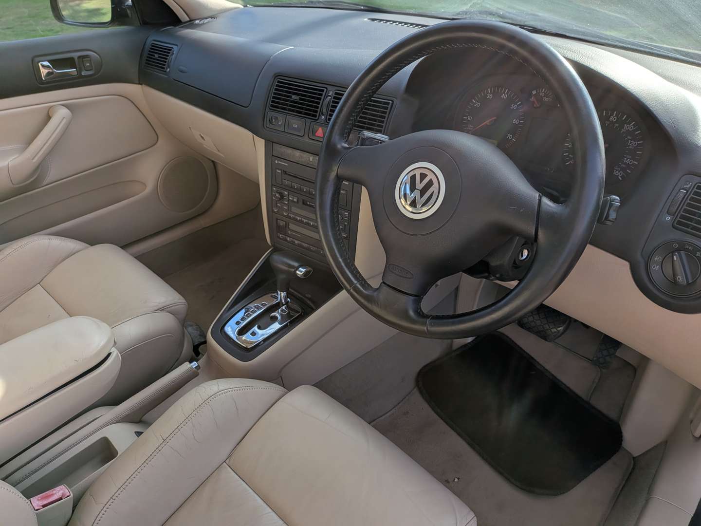 <p>2002 VW GOLF V5 AUTO</p>